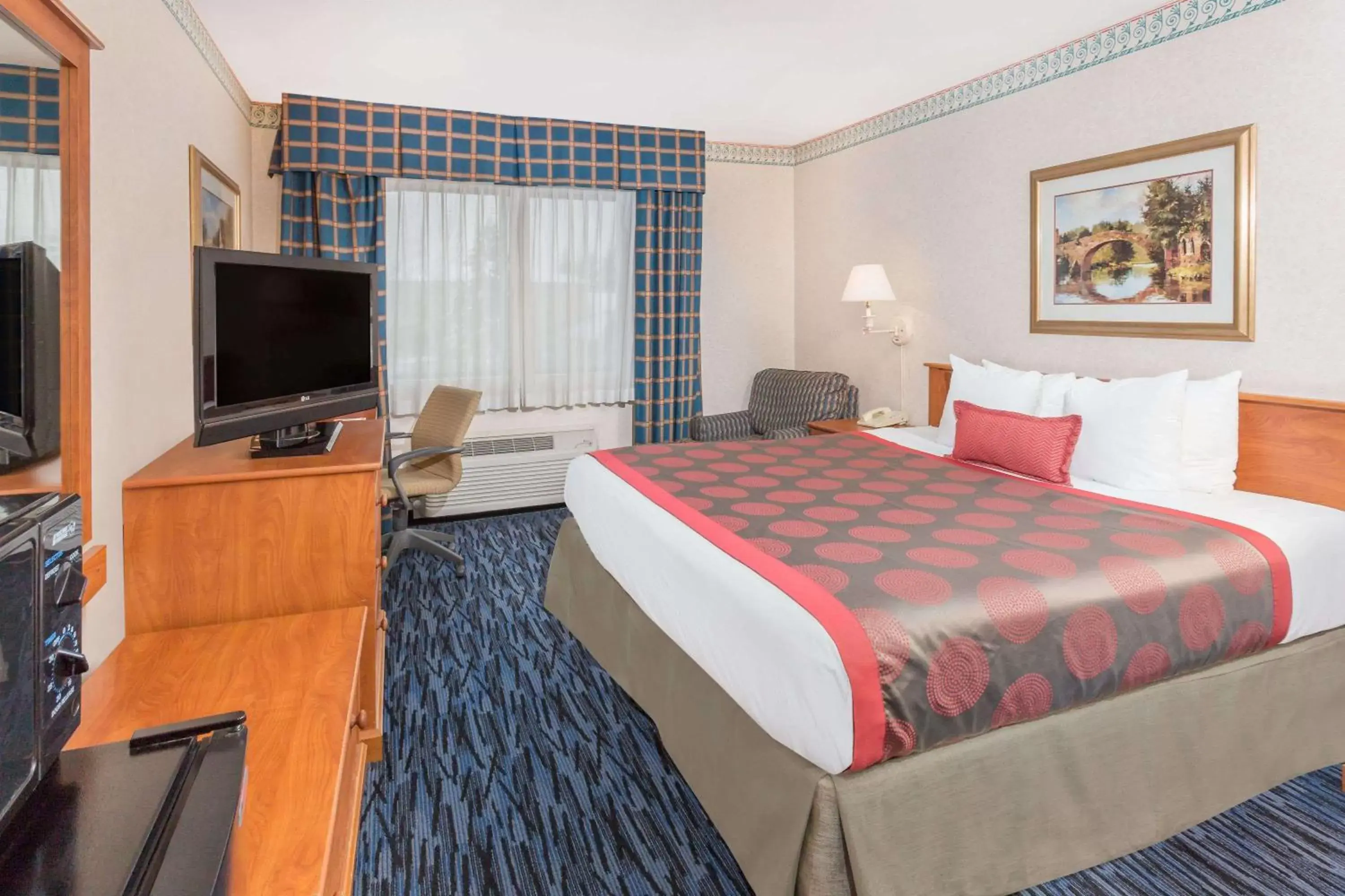 Photo of the whole room, Bed in Ramada by Wyndham Kent Seattle Area