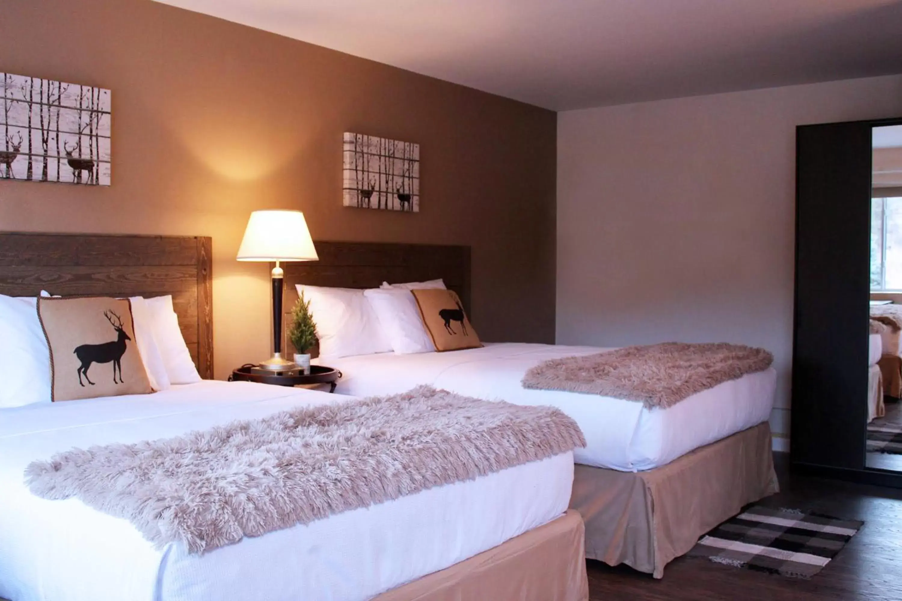 Photo of the whole room, Bed in Alpine Trail Ridge Inn