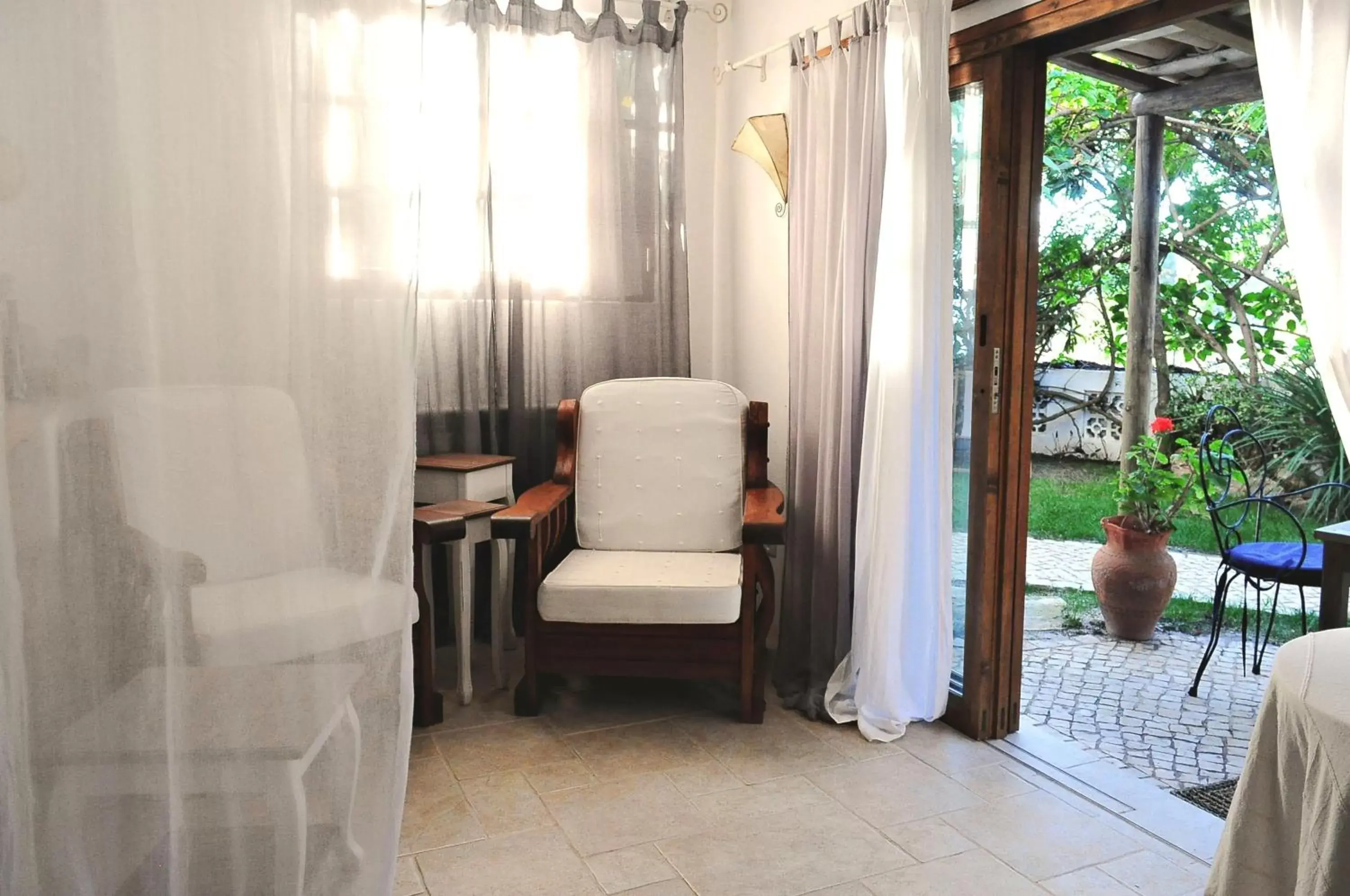 Patio, Seating Area in Uma Casa a Beira Sol