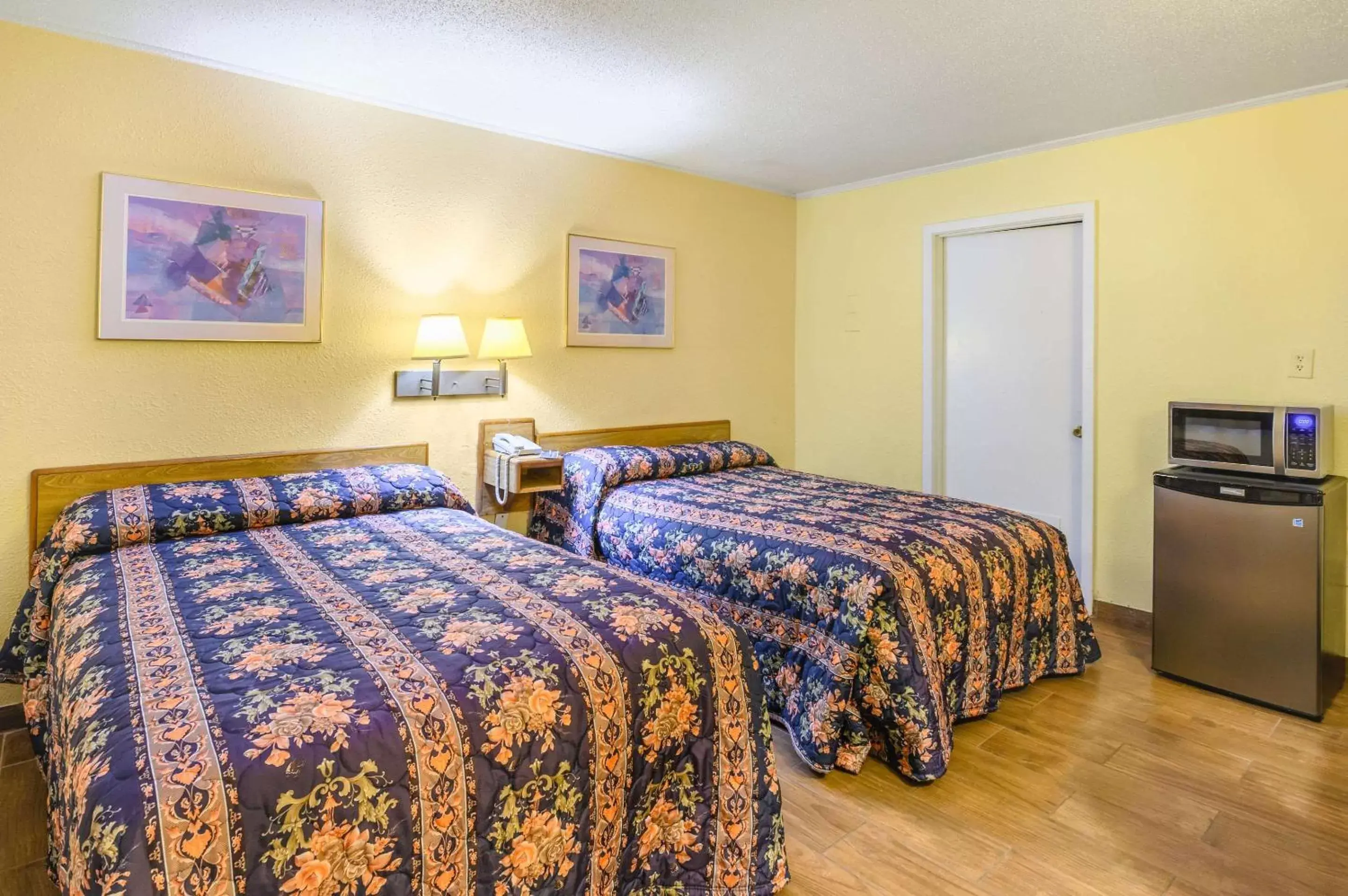 Photo of the whole room, Bed in Rodeway Inn