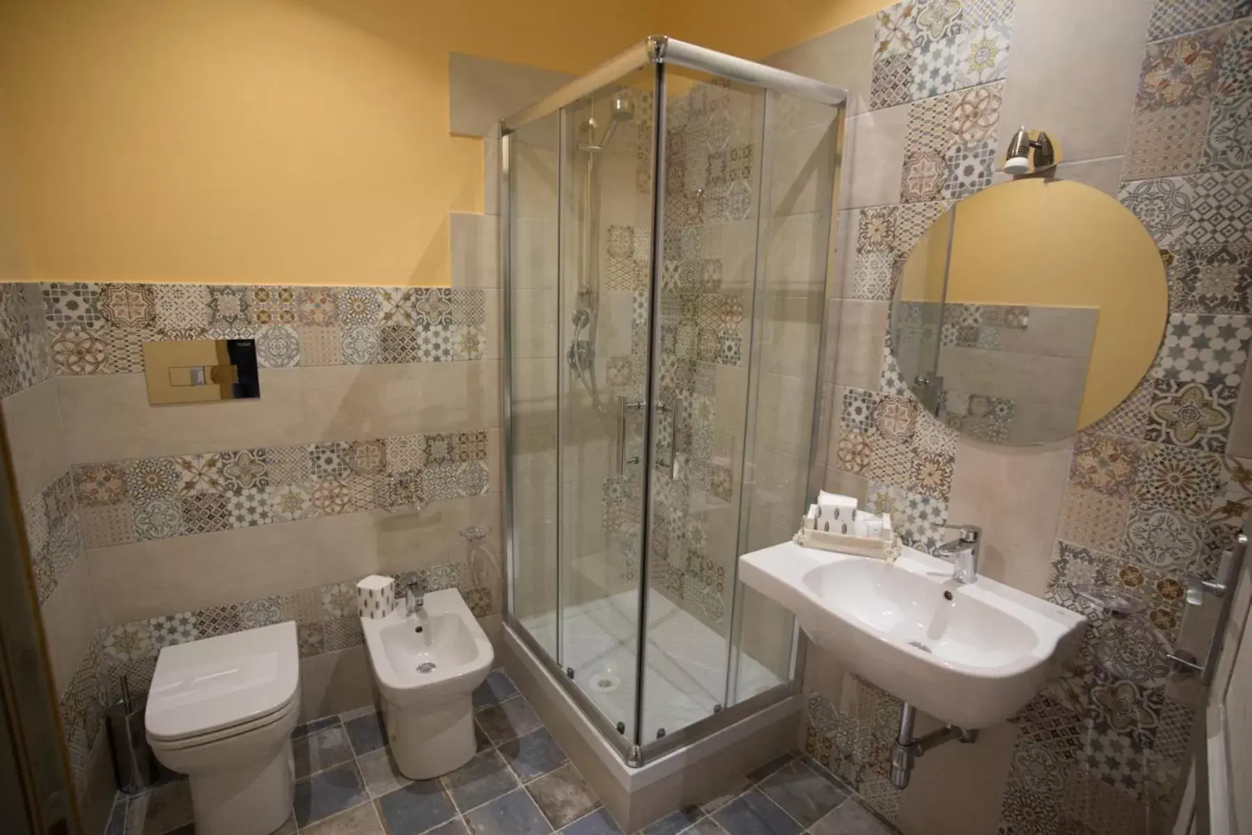 Shower, Bathroom in Coraje Room & Breakfast