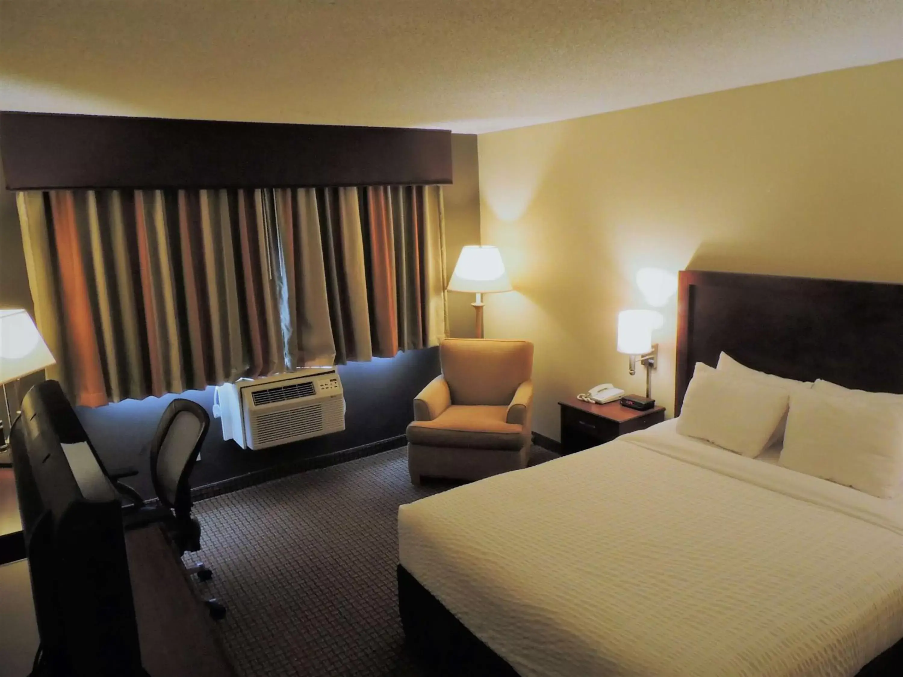 Photo of the whole room in SureStay Hotel by Best Western SeaTac Airport North