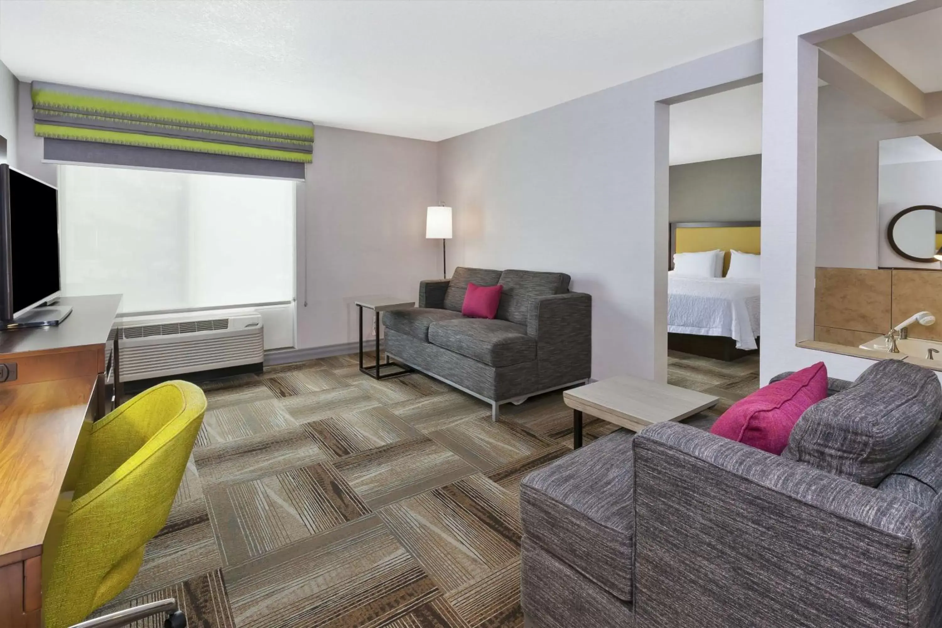 Bedroom, Seating Area in Hampton Inn Idaho Falls