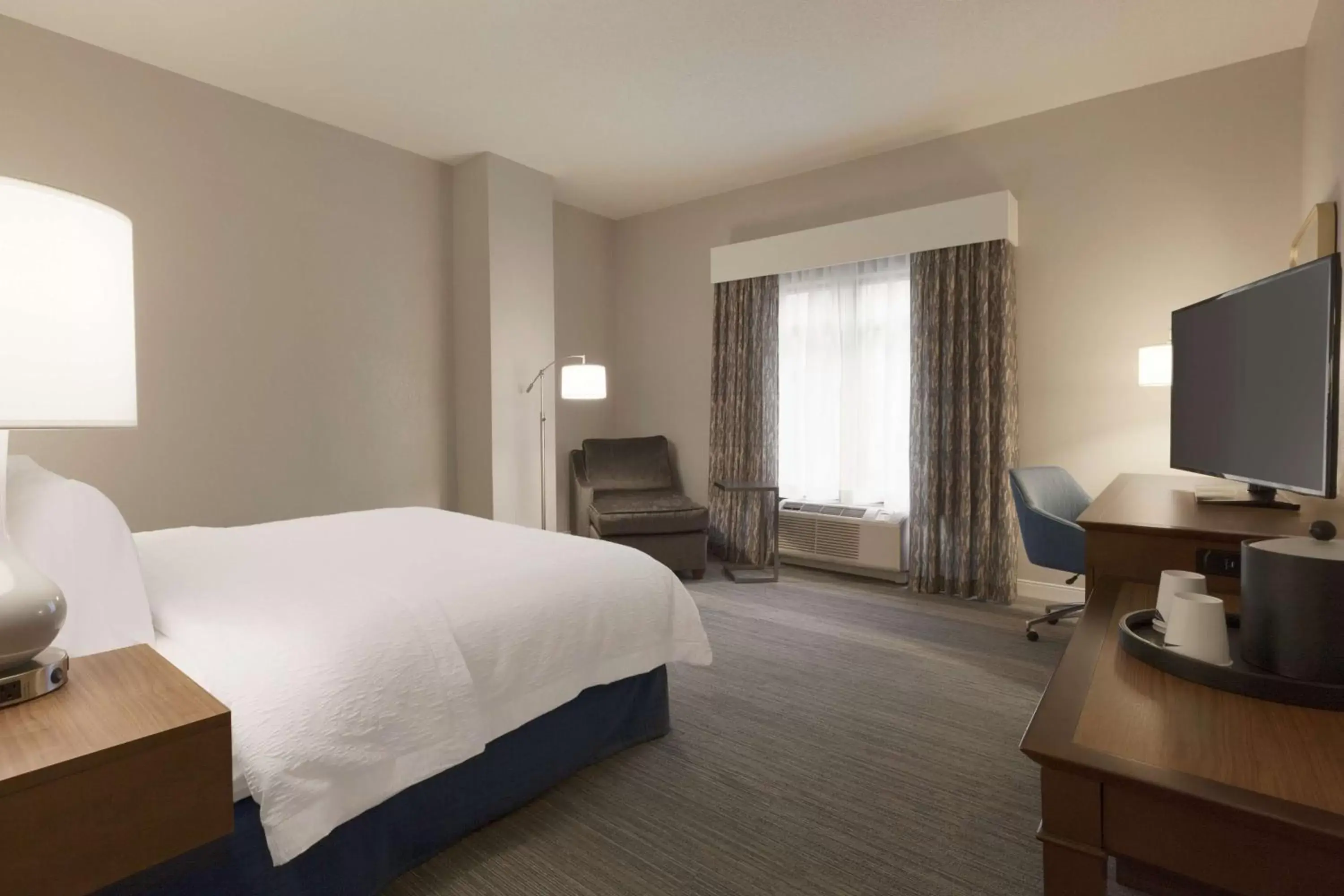 Bedroom, Bed in Hampton Inn & Suites Nashville-Downtown