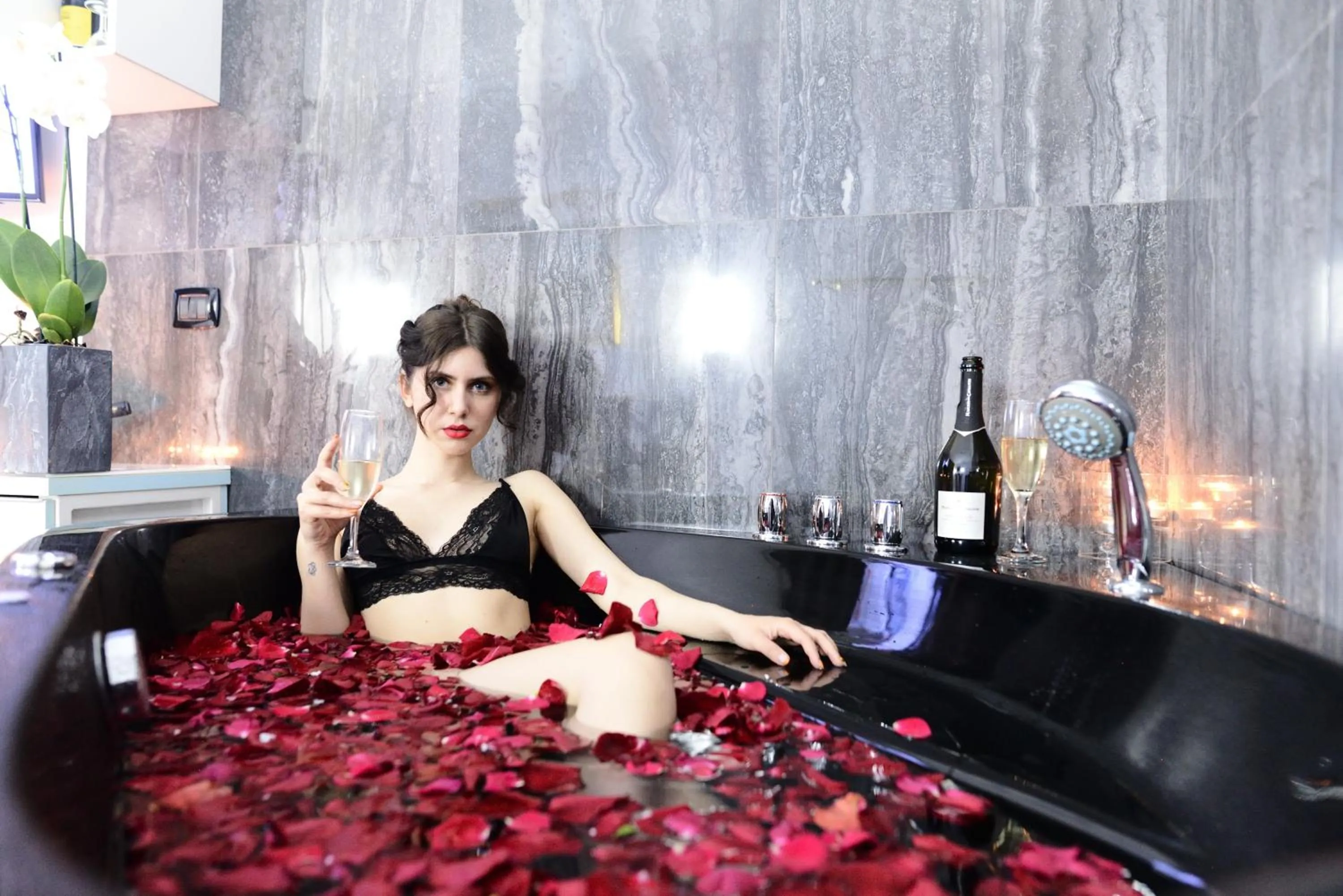 Hot Tub in Gregorio VII Luxury Suites San Damaso