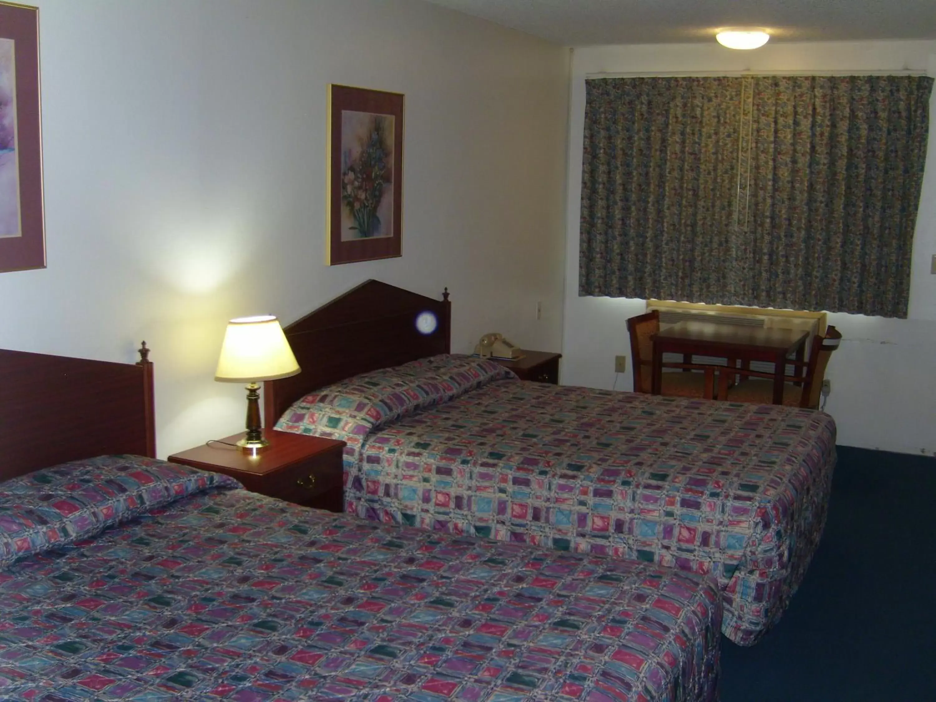 Decorative detail, Bed in Stagecoach Inn Motel