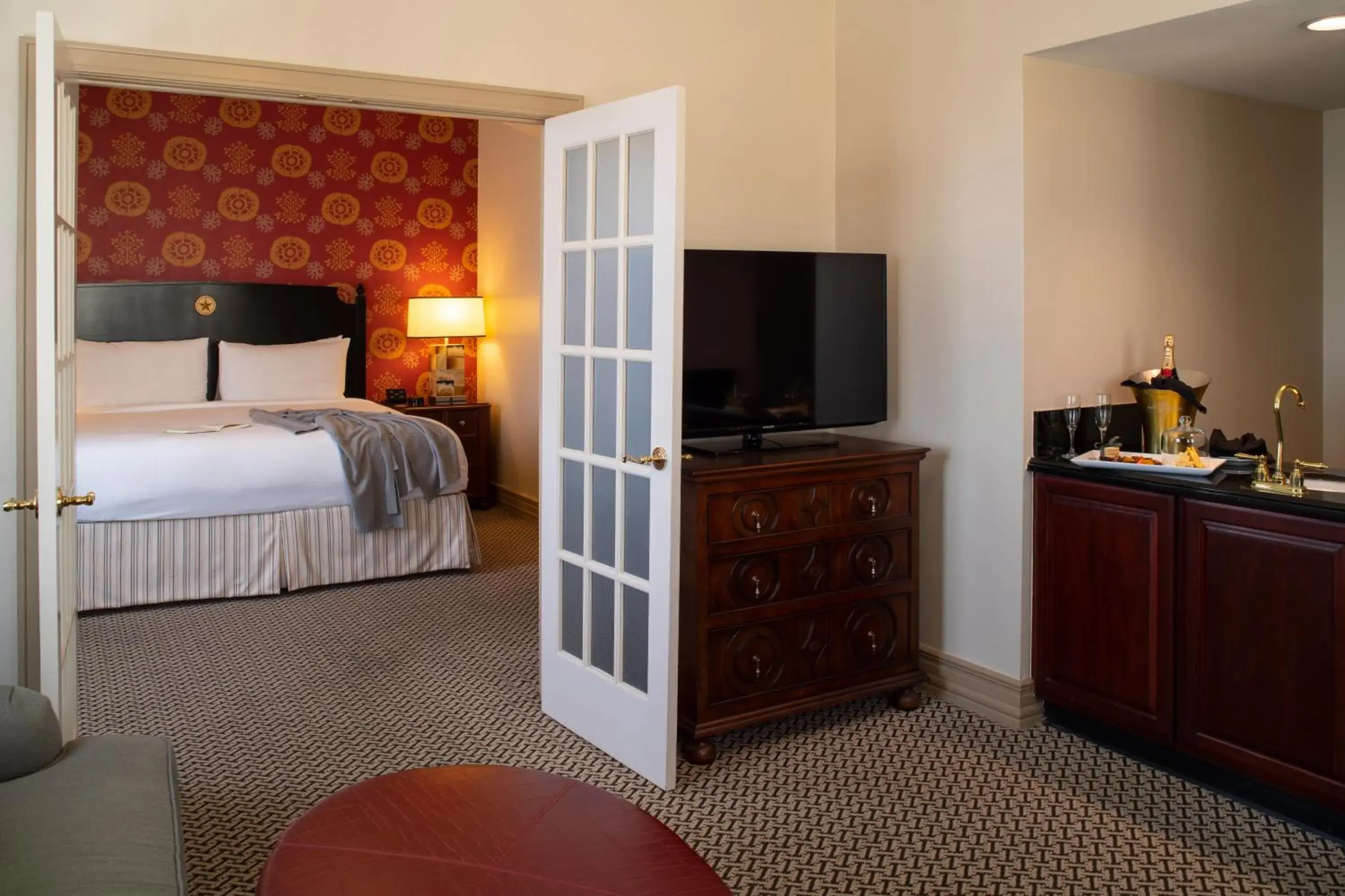 Bedroom, Bed in The Stephen F Austin Royal Sonesta Hotel