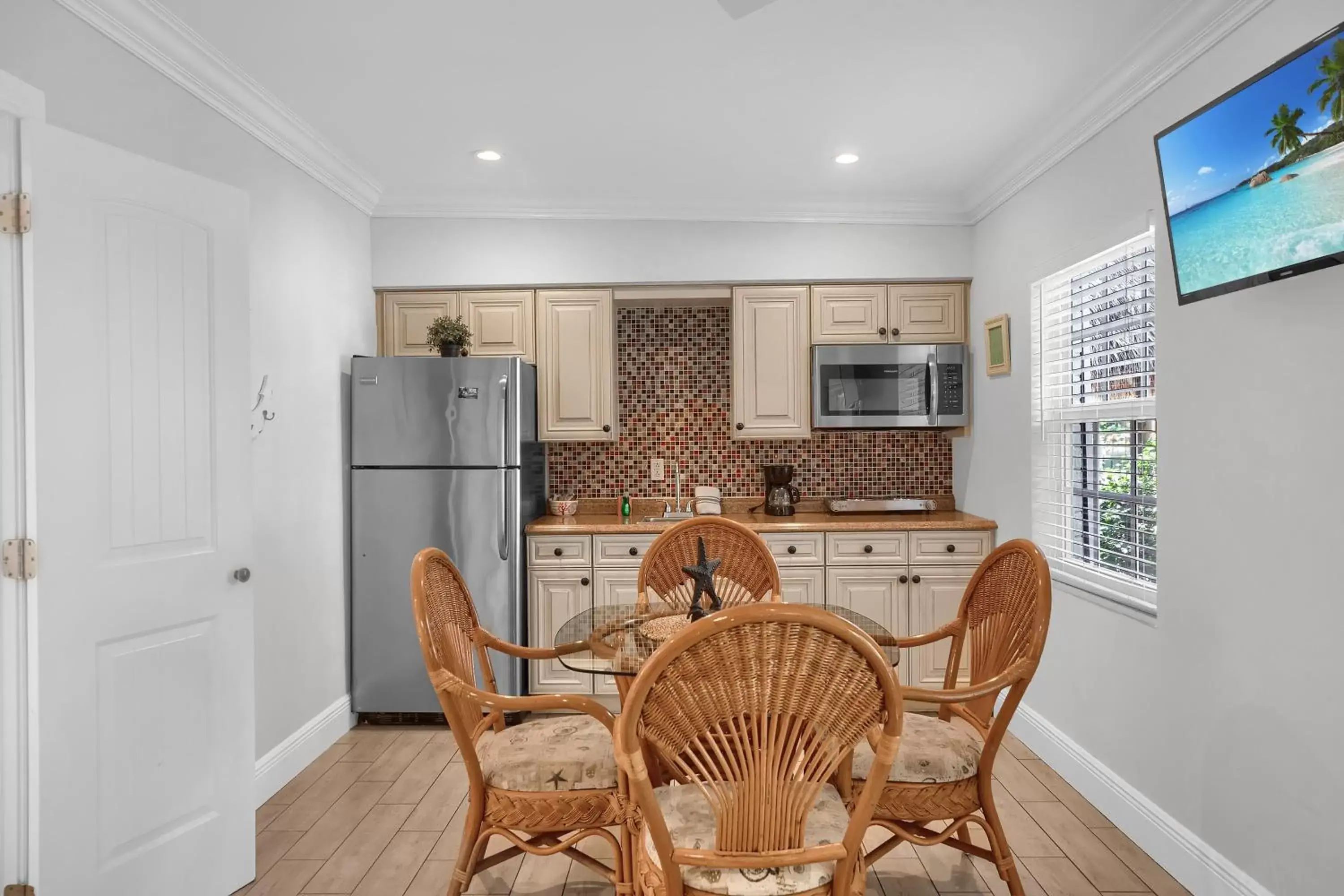 Kitchen or kitchenette, Dining Area in Atlantic Bay Resort