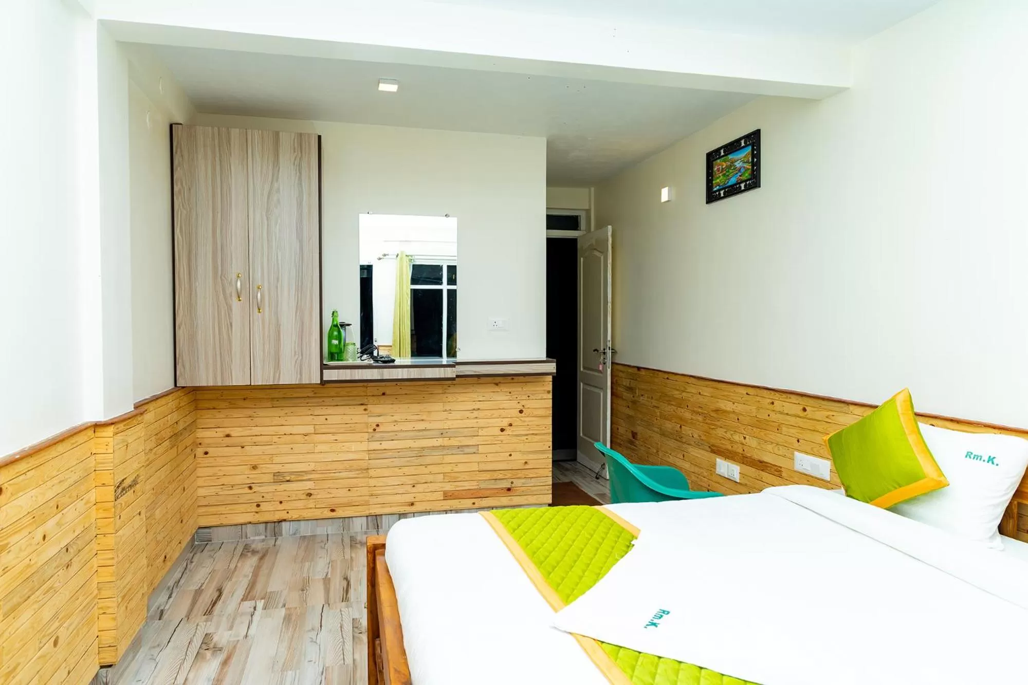 Communal lounge/ TV room, Bed in FabExpress RMK Nest - Nr Chettiar Park