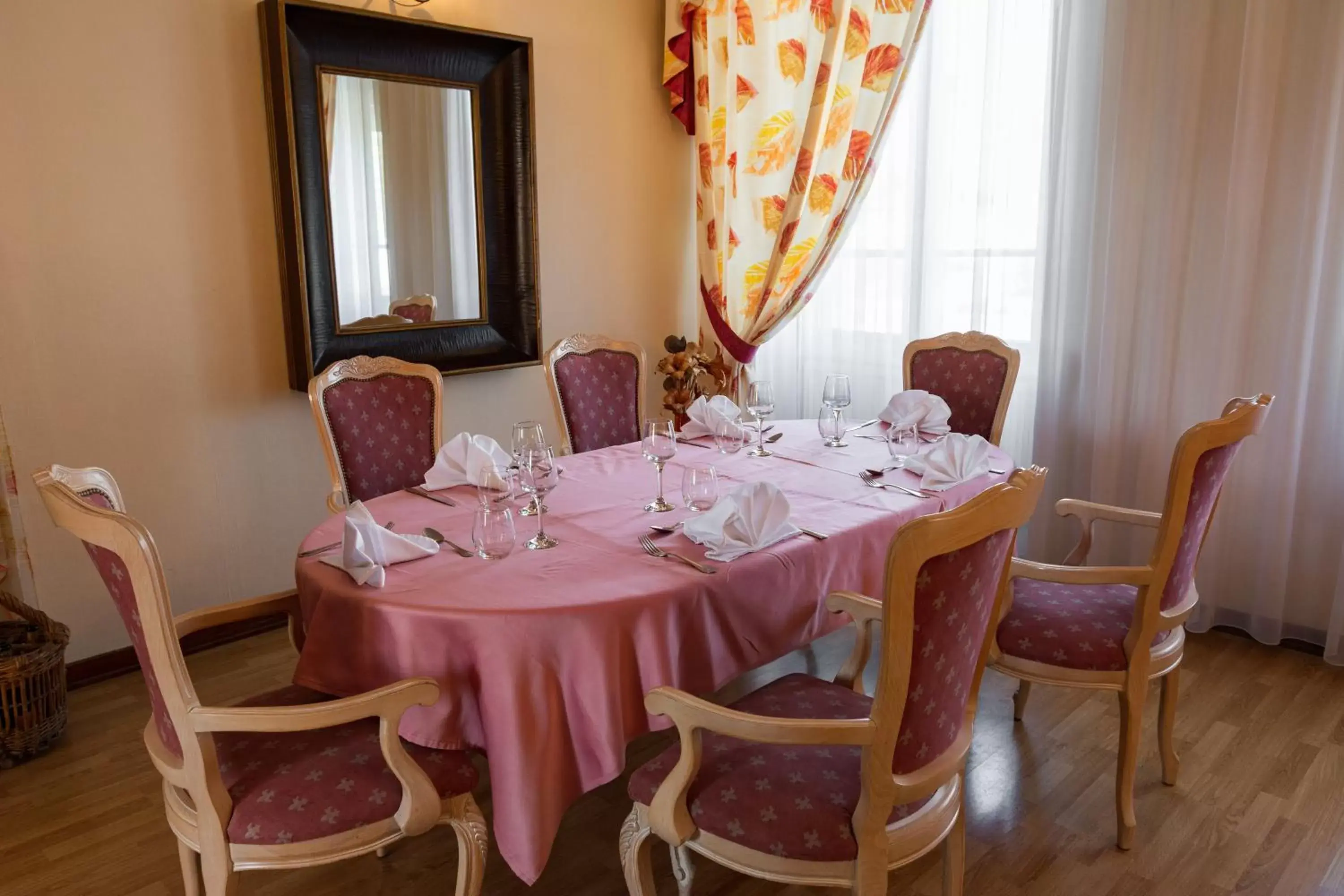 Restaurant/Places to Eat in Hotel de Champagne