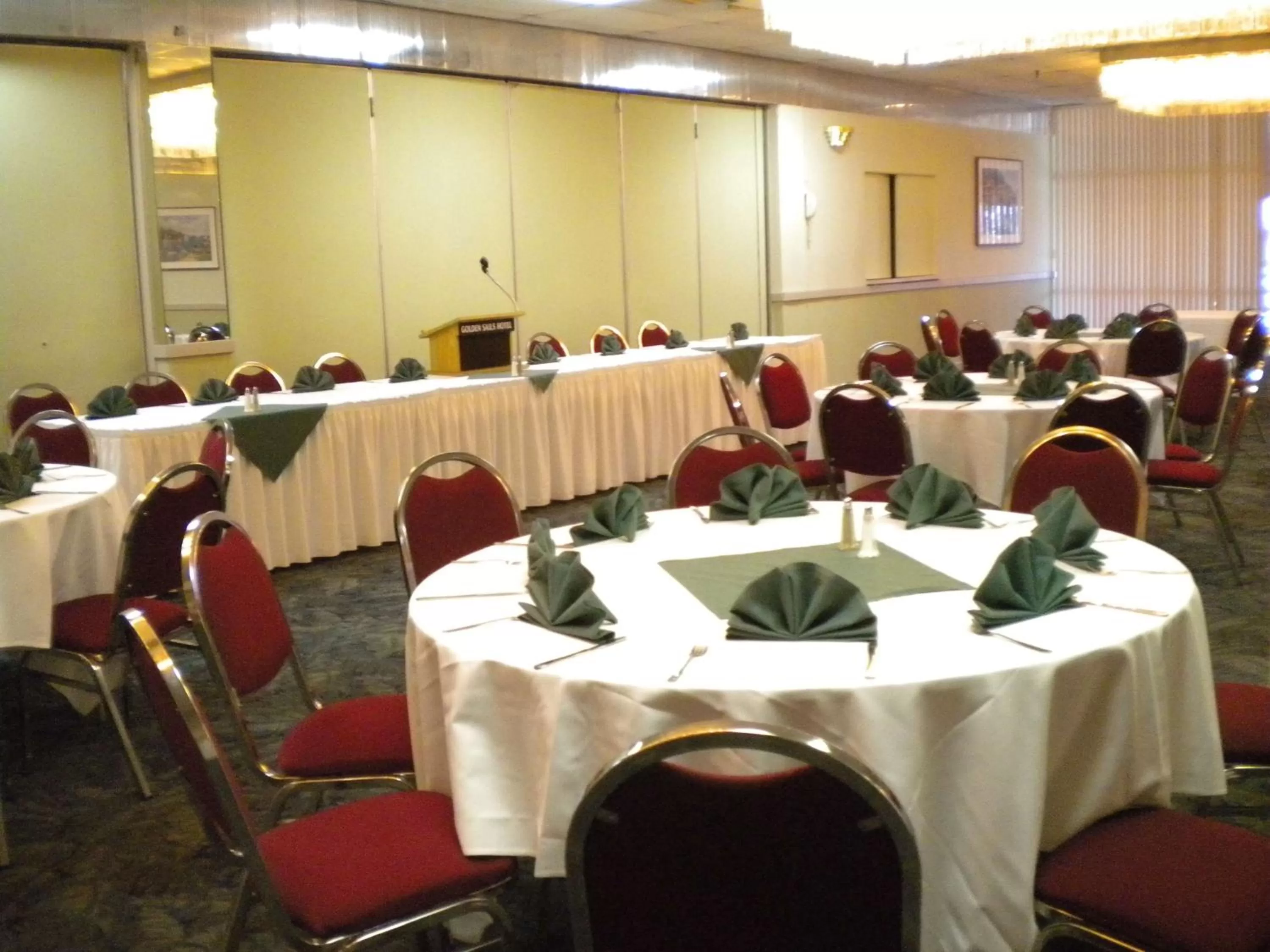 Restaurant/places to eat in Golden Sails Hotel