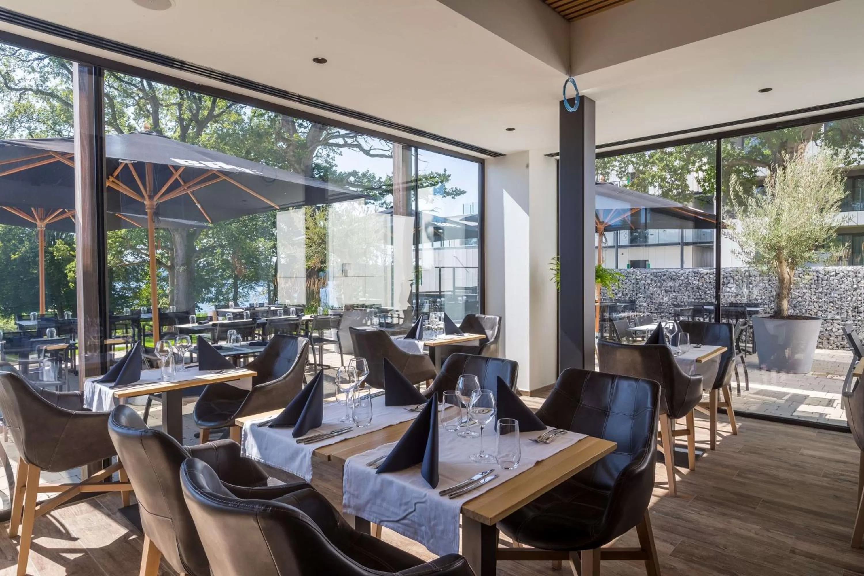 Restaurant/places to eat in Golden Lakes Hotel