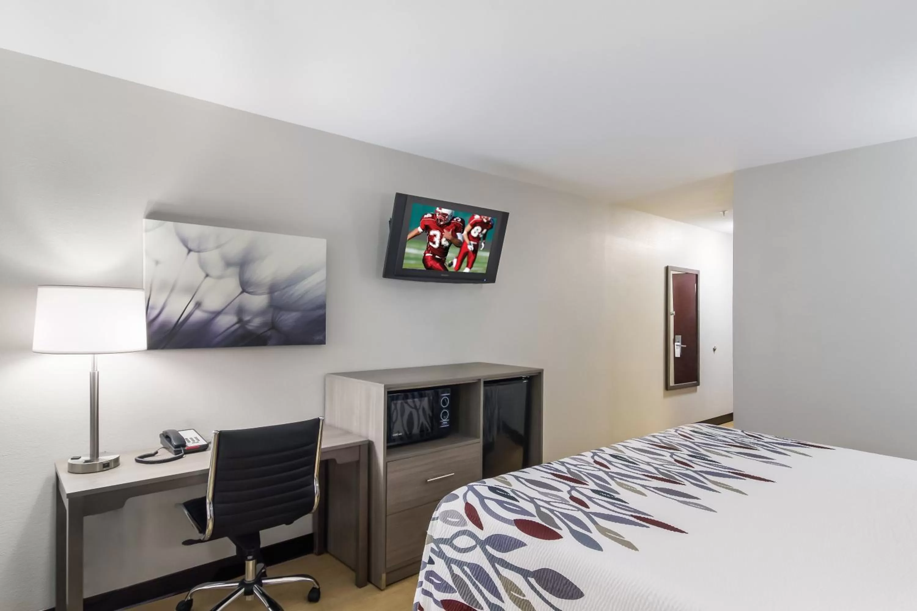 Photo of the whole room, Bed in Red Roof Inn I-95 North Brunswick Darien