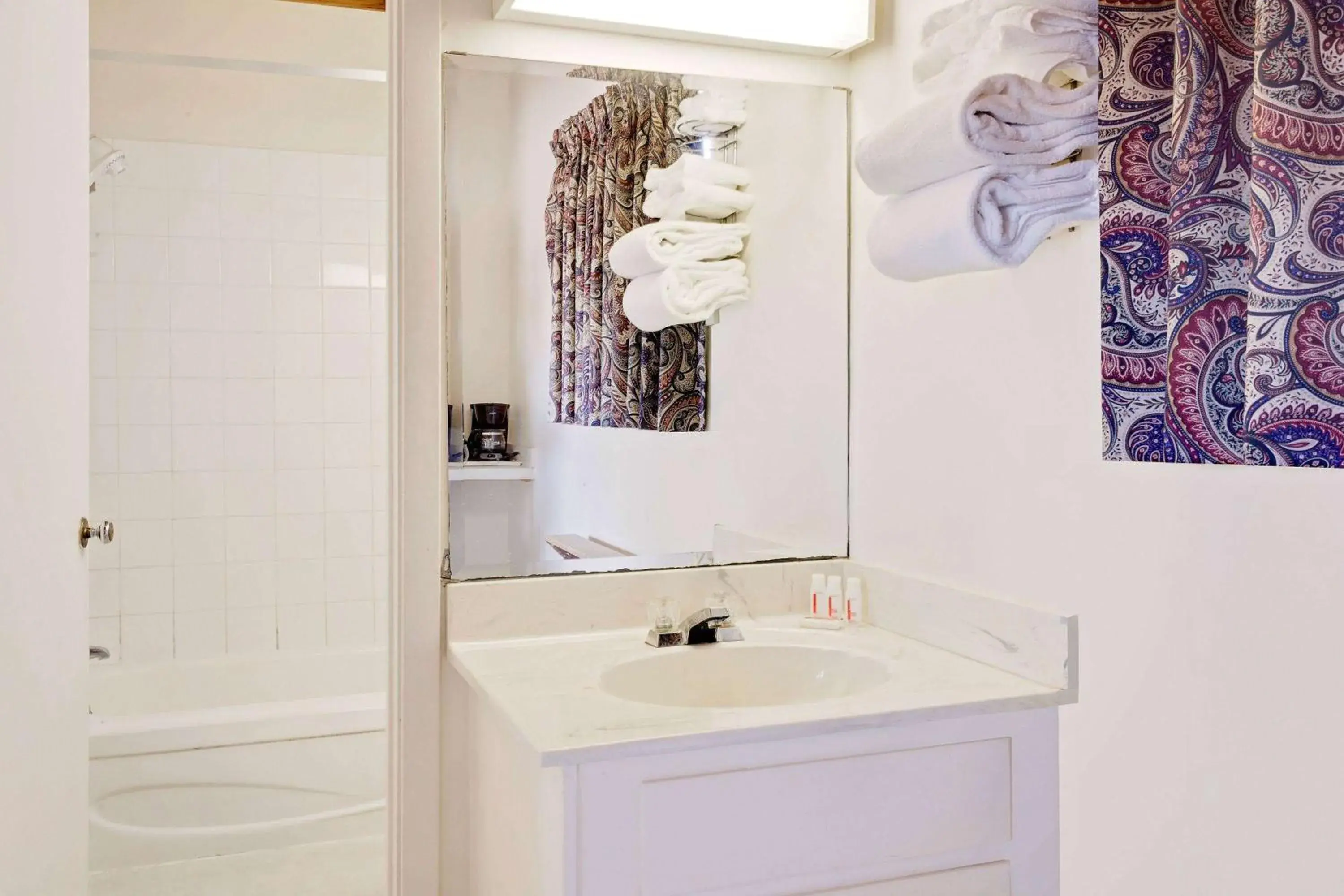 TV and multimedia, Bathroom in Ramada by Wyndham Gananoque Provincial Inn