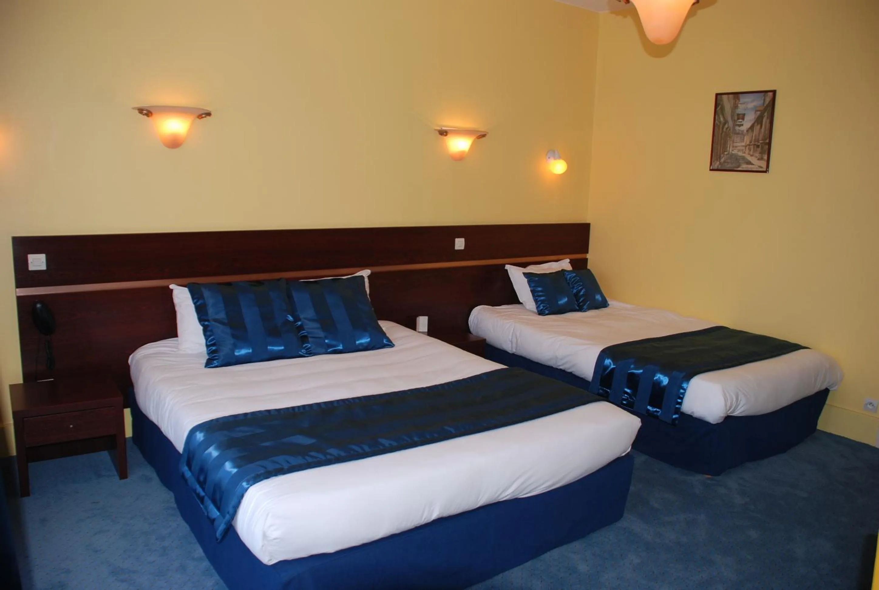 Photo of the whole room, Bed in The Originals City, Hôtel Cathédrale, Lisieux