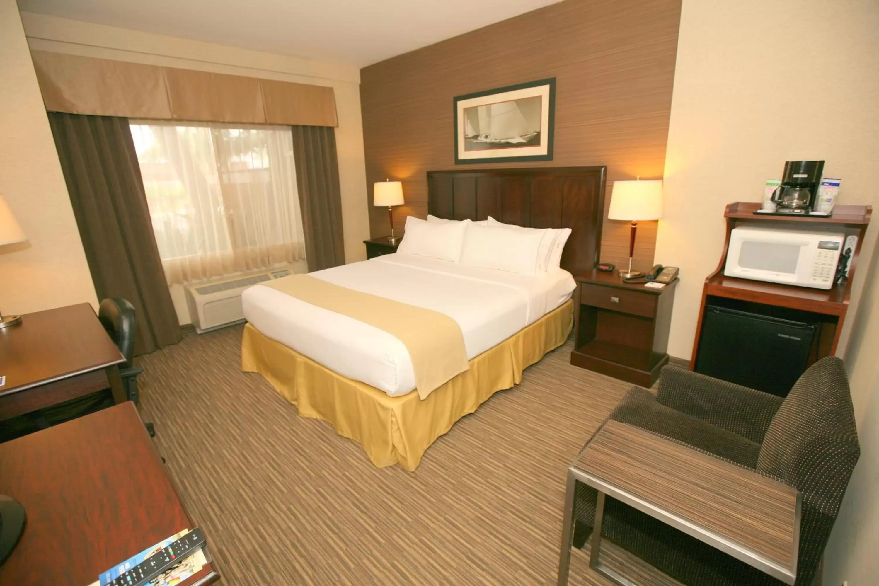 Photo of the whole room, Bed in Holiday Inn Express San Diego South - Chula Vista, an IHG Hotel