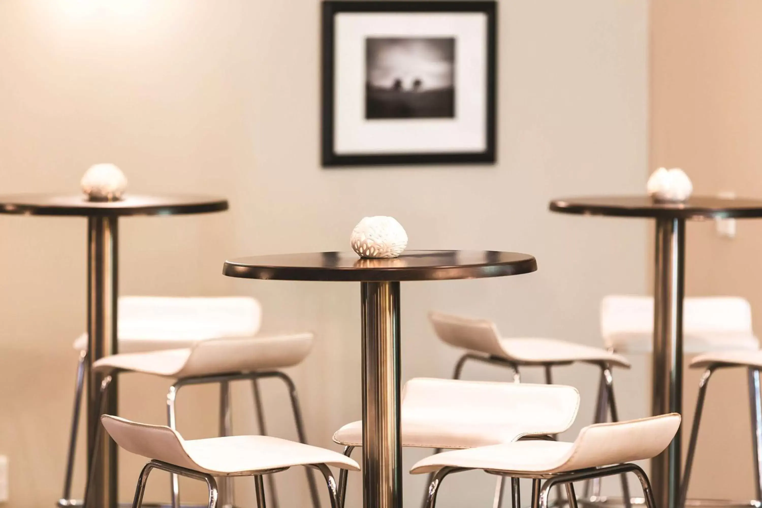 Restaurant/places to eat, Seating Area in Travelodge Hotel Wellington