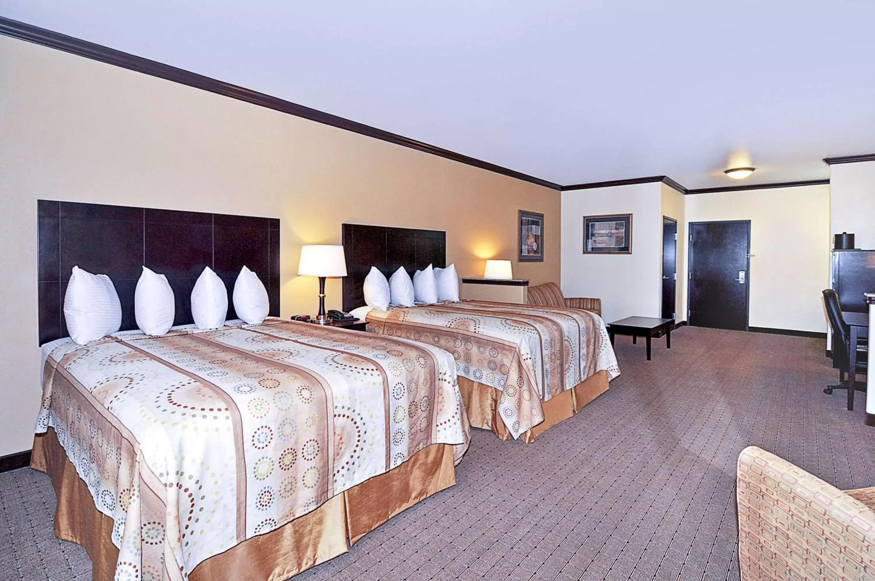 Photo of the whole room, Bed in Best Western Plus Royal Mountain Inn & Suites