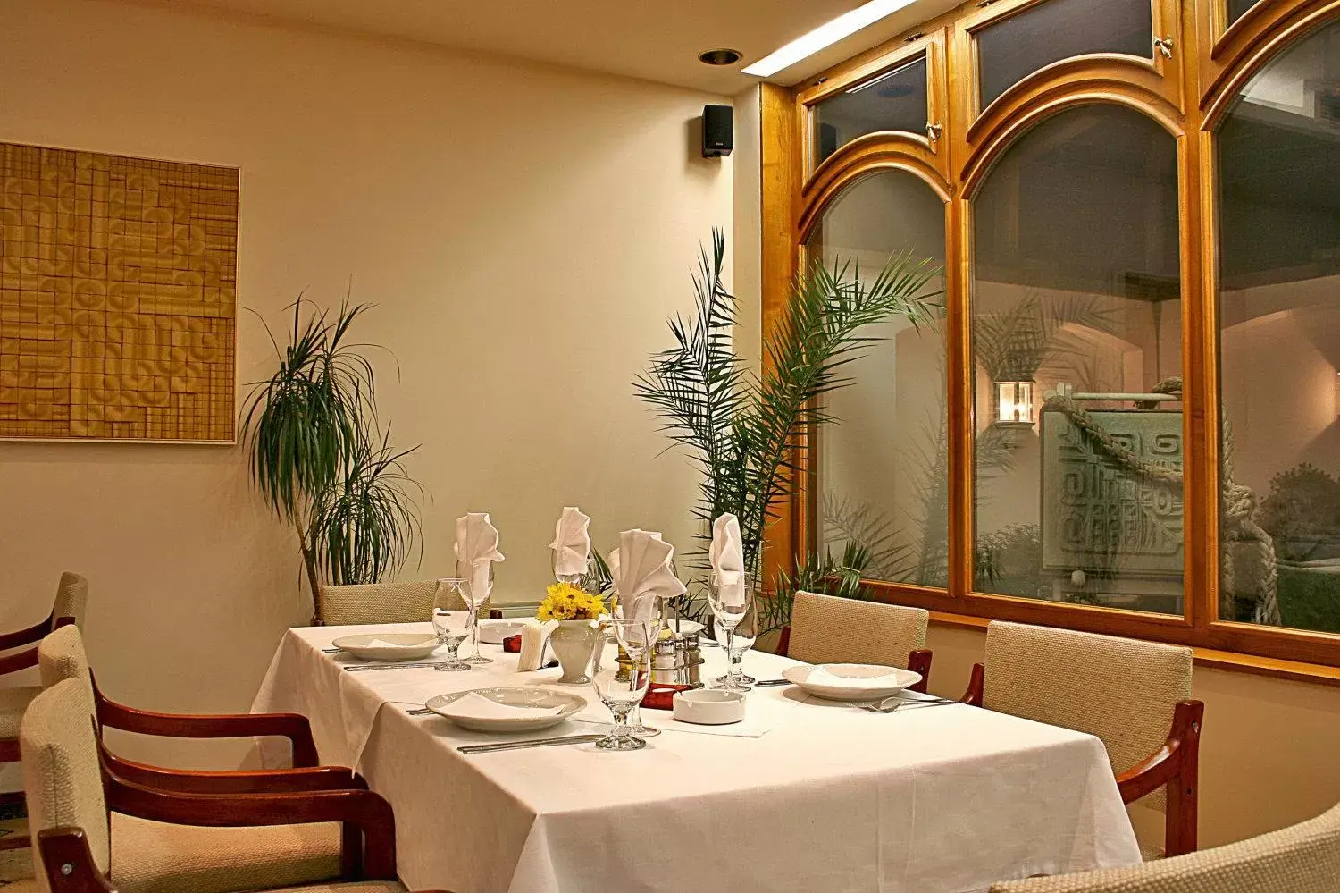 Restaurant/Places to Eat in Geneva Hotel