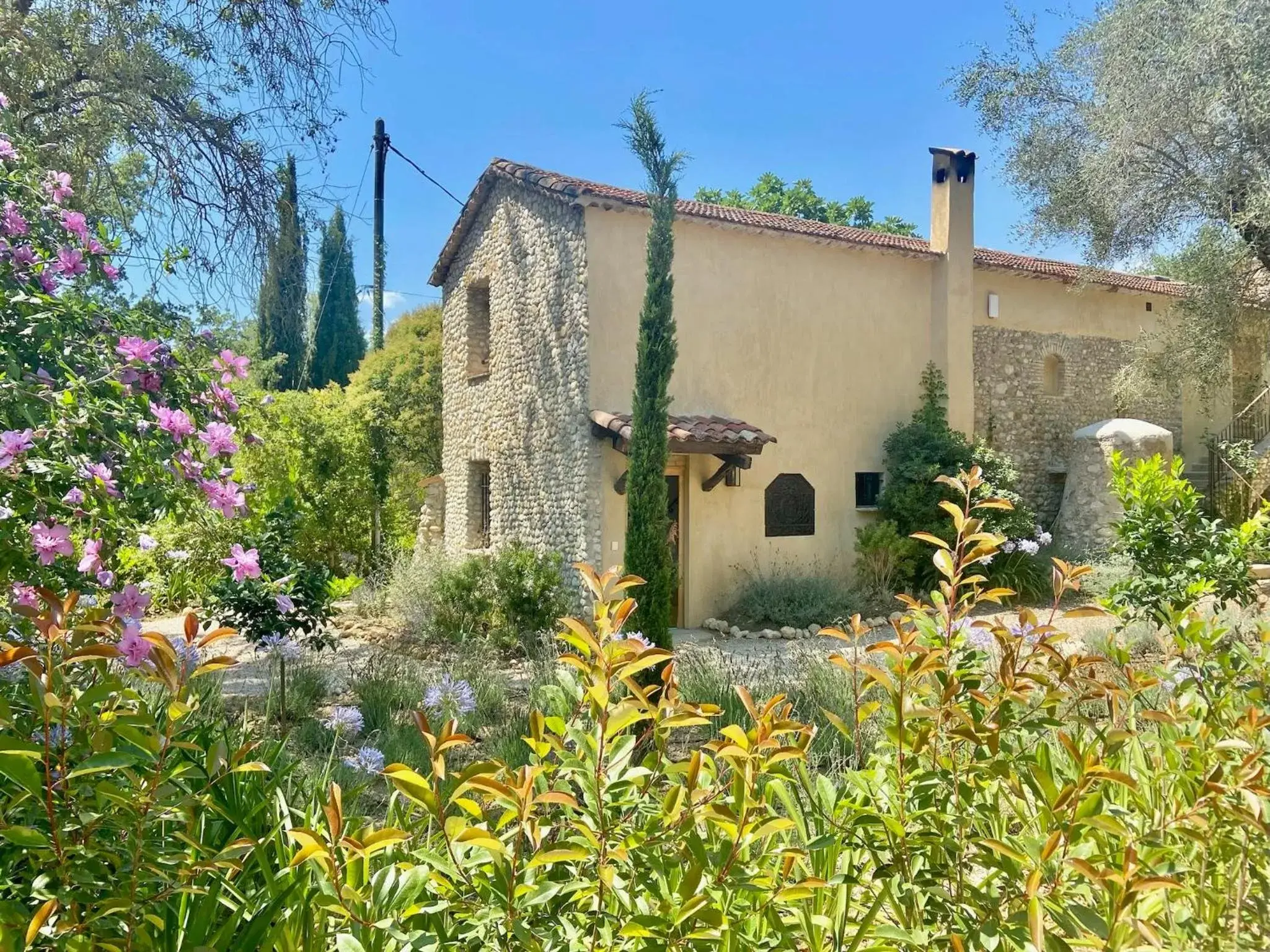 Property Building in Toile Blanche