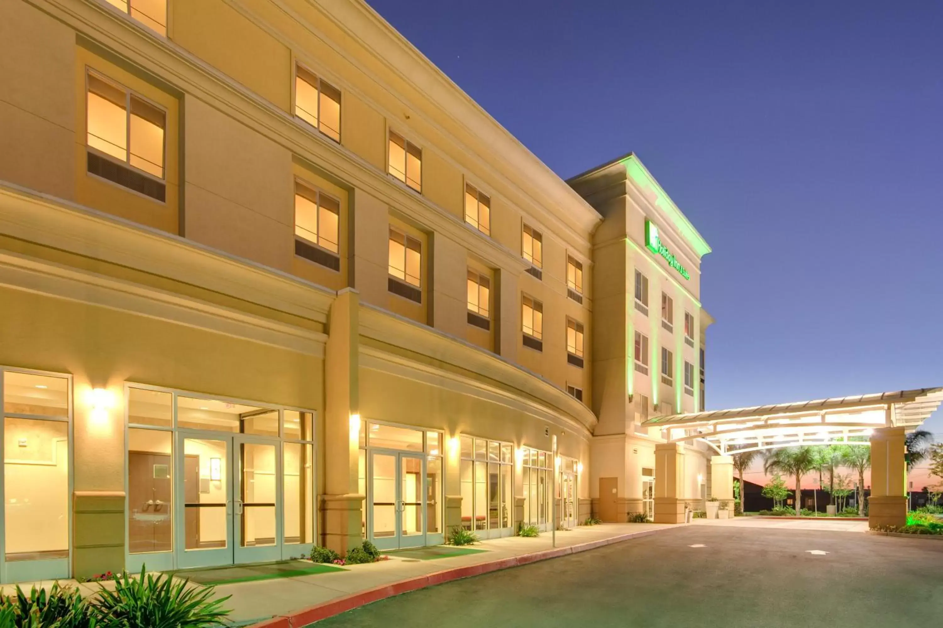 Property Building in Holiday Inn Hotel & Suites Bakersfield, an IHG Hotel
