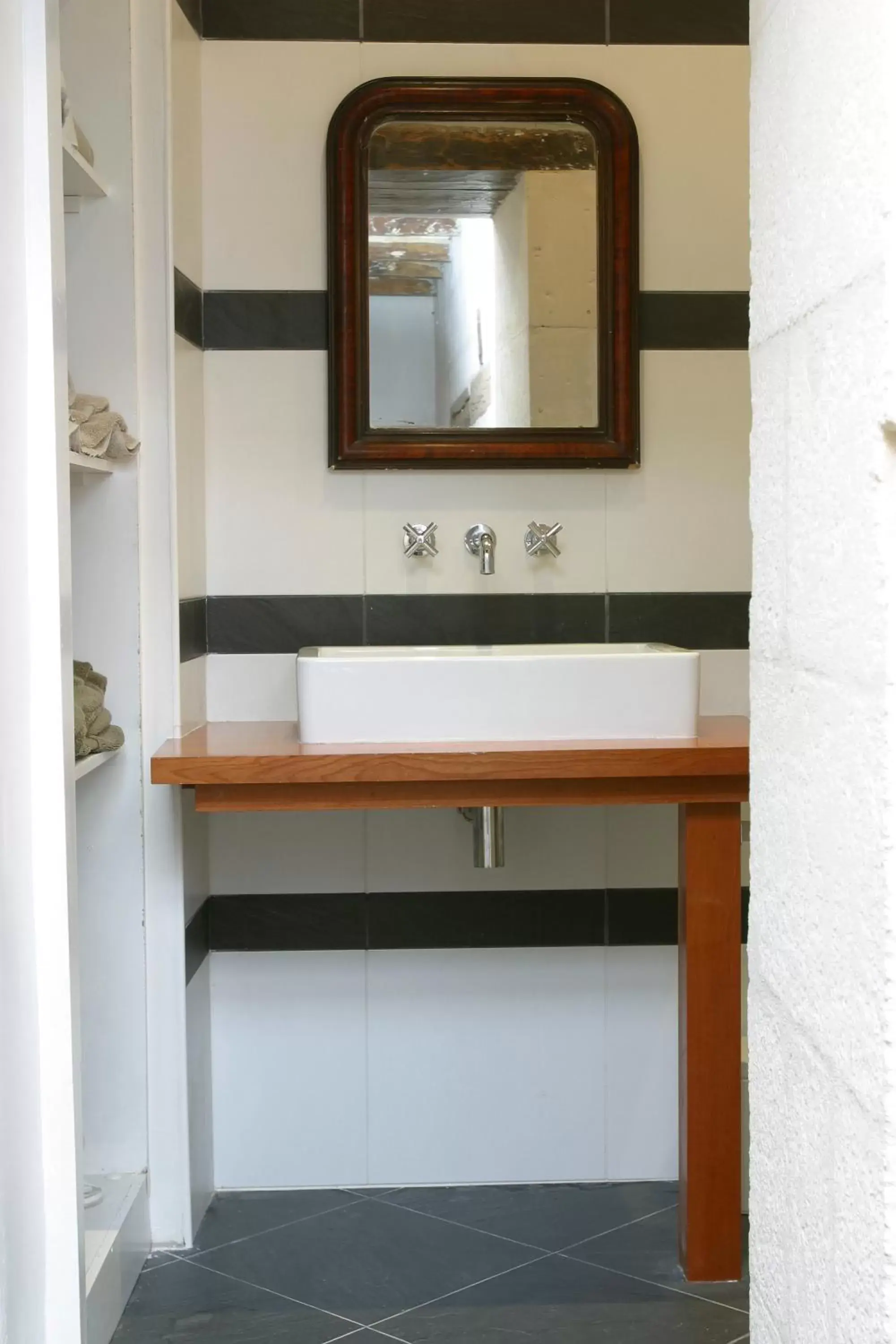 Bathroom in La Porte Rouge - The Red Door Inn