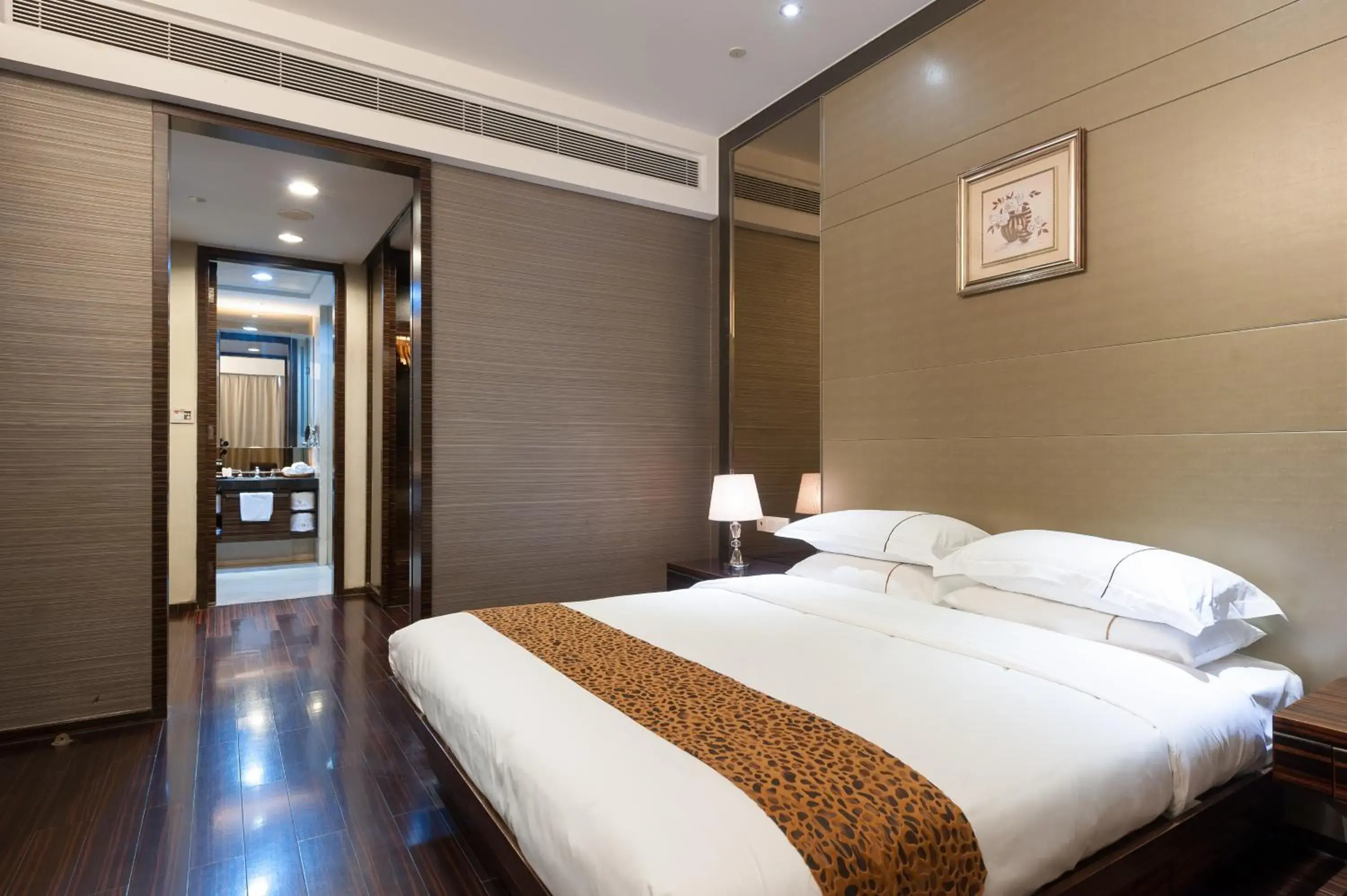 Bed in Yicheng Pazhou Poly World Trade Centre Apartment