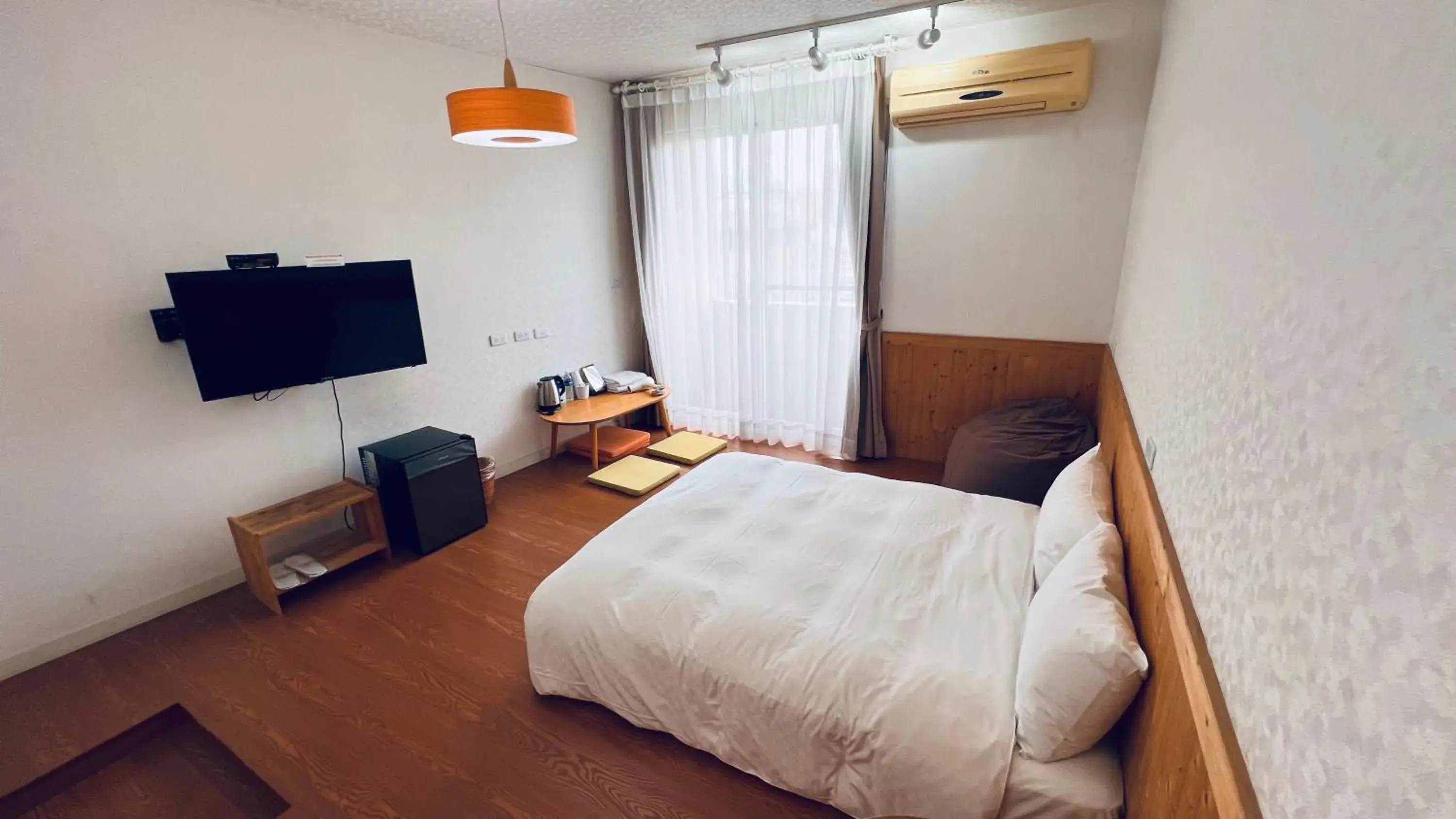 Photo of the whole room, Bed in Rainbow Island B&b