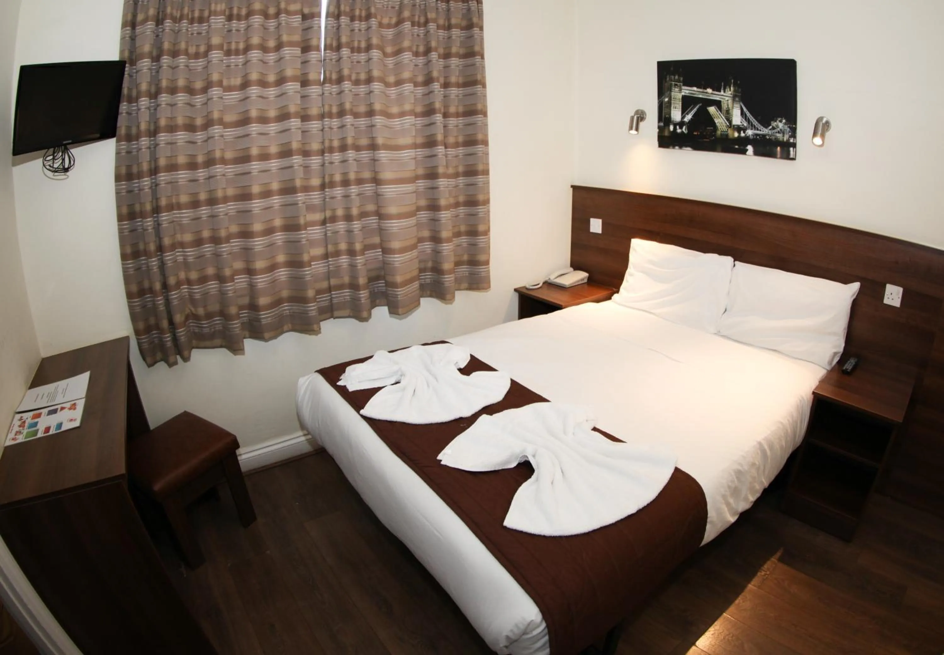 Photo of the whole room, Bed in Ascot Hyde Park Hotel