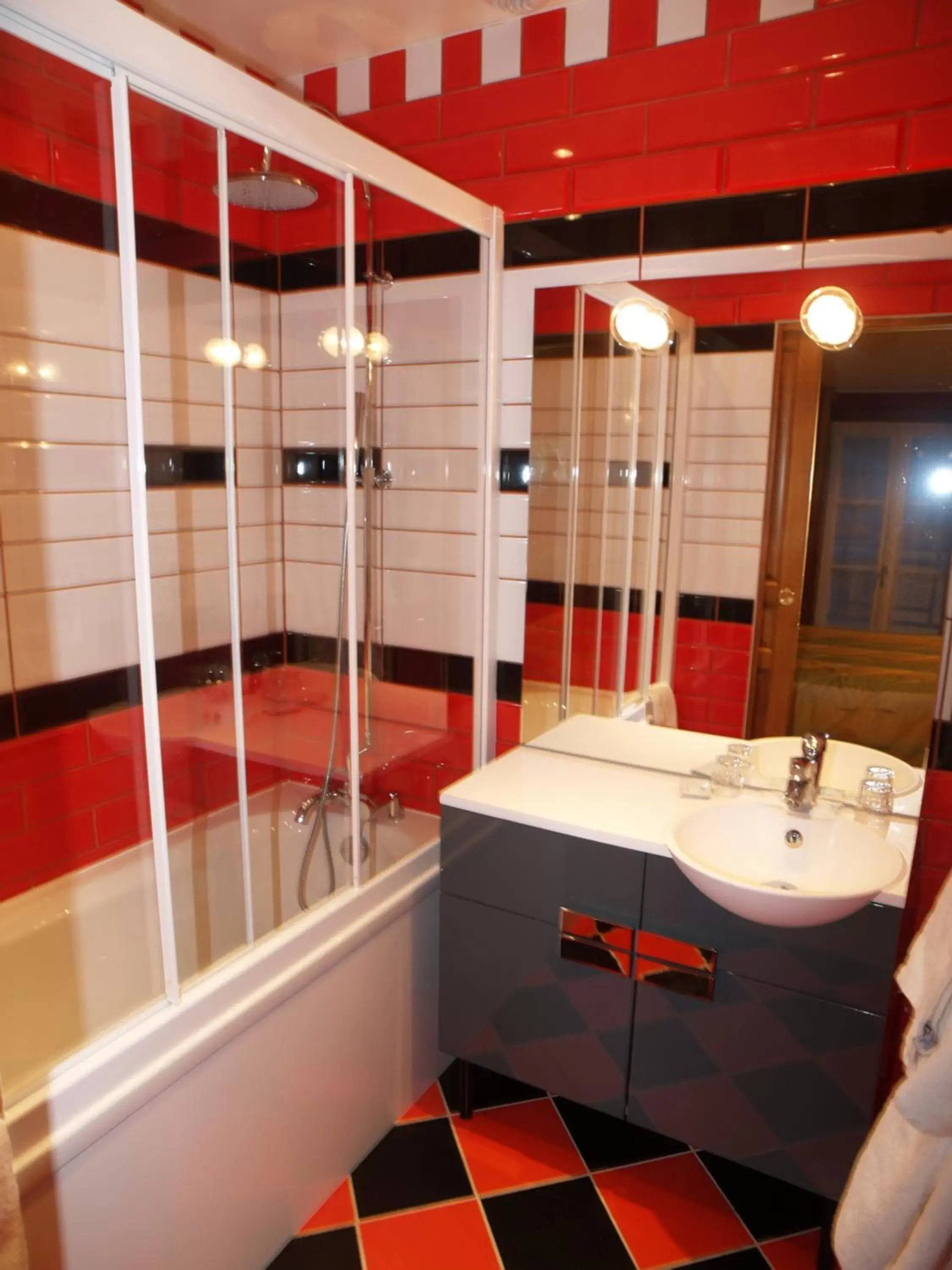 Bathroom in Hôtel De Calais