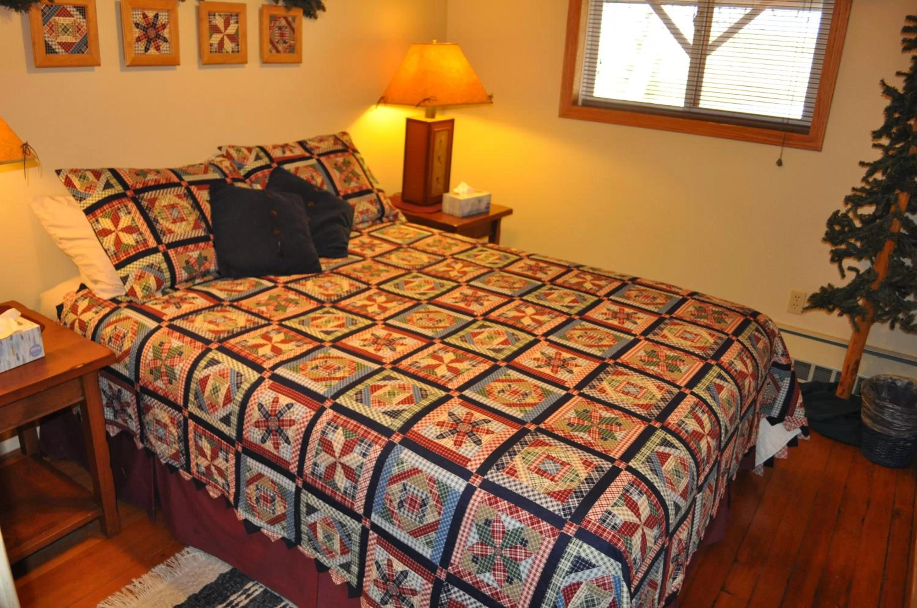 Bedroom, Bed in Rocky Ridge Country Lodge