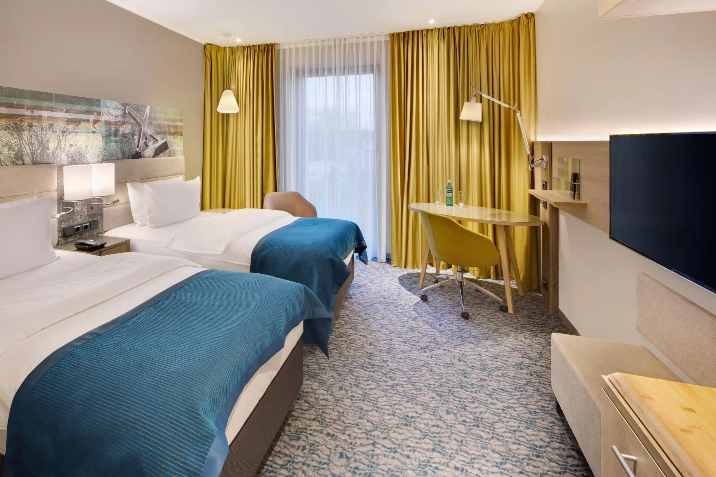 Photo of the whole room, Bed in Holiday Inn Düsseldorf City – Toulouser Allee by IHG