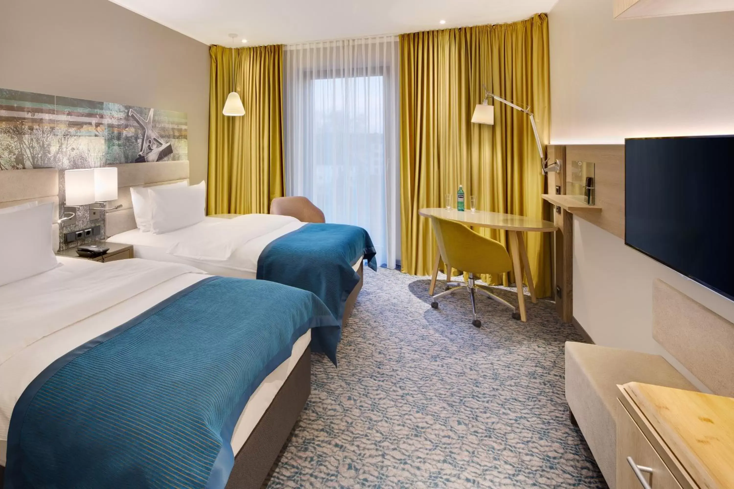 Photo of the whole room, Bed in Holiday Inn Düsseldorf City – Toulouser Allee, an IHG Hotel