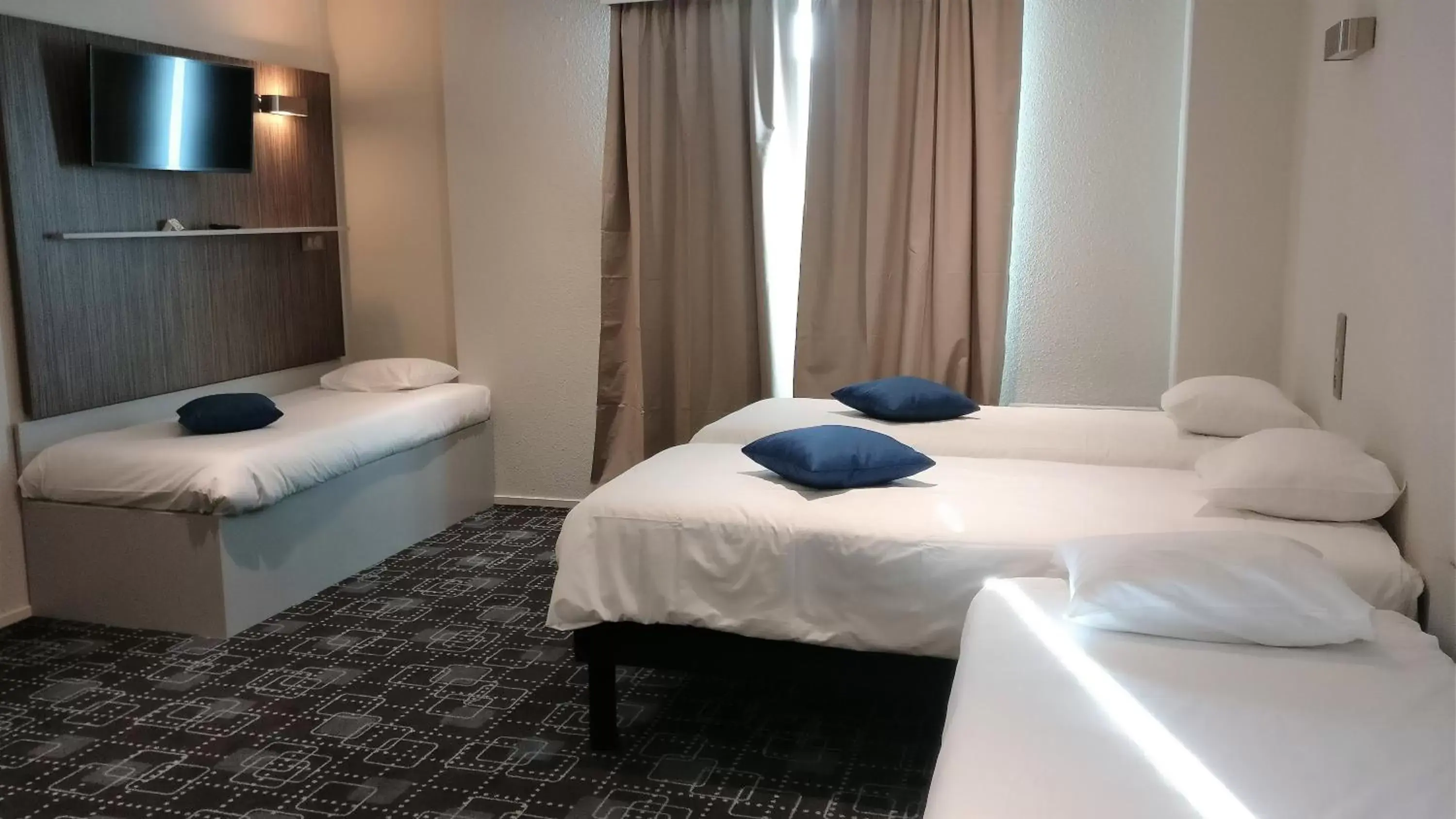 Living room, Bed in Kyriad Poitiers Jules Verne Site du Futuroscope Living room, Bed in Kyriad Poitiers Jules Verne Site du Futuroscope