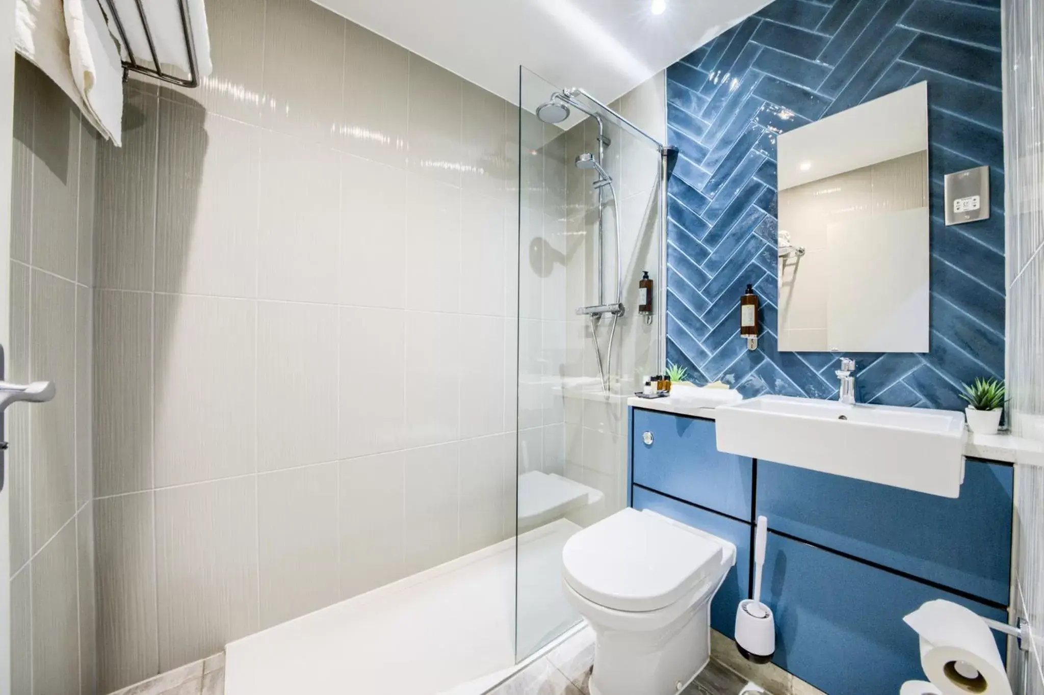 Bathroom in Villare Leicester City Centre hotel