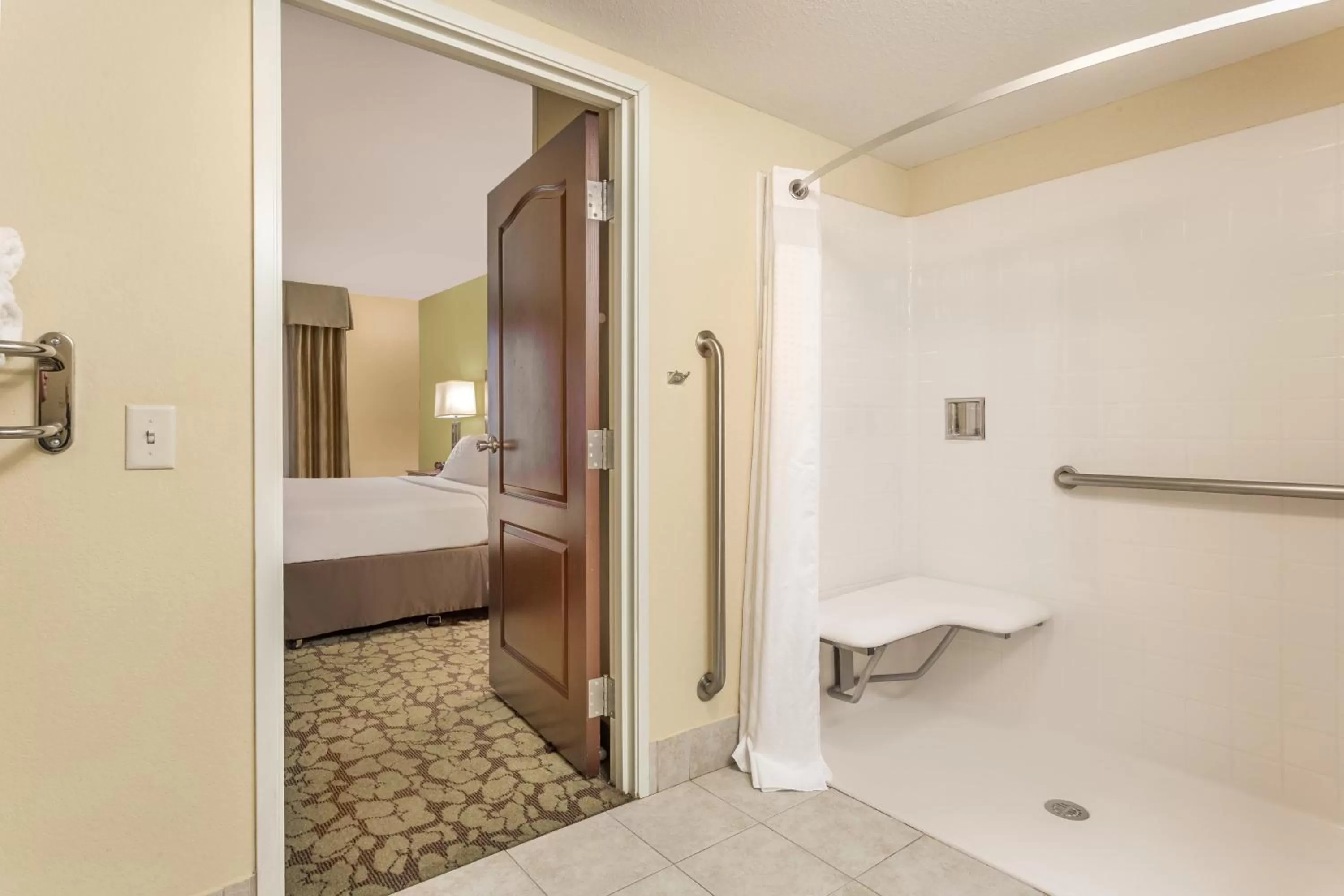 Shower, Bed in Hotel Gurnee