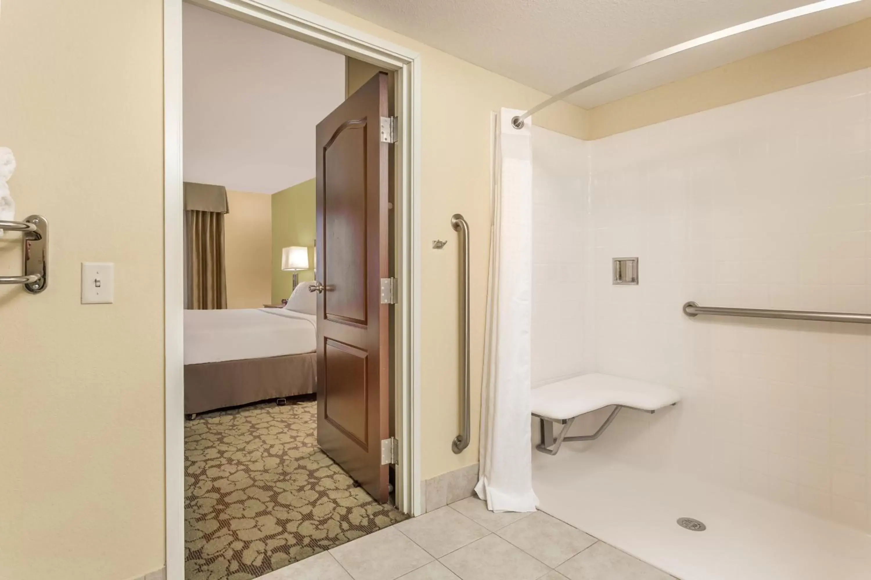 Photo of the whole room, Bathroom in Holiday Inn Chicago North - Gurnee, an IHG Hotel