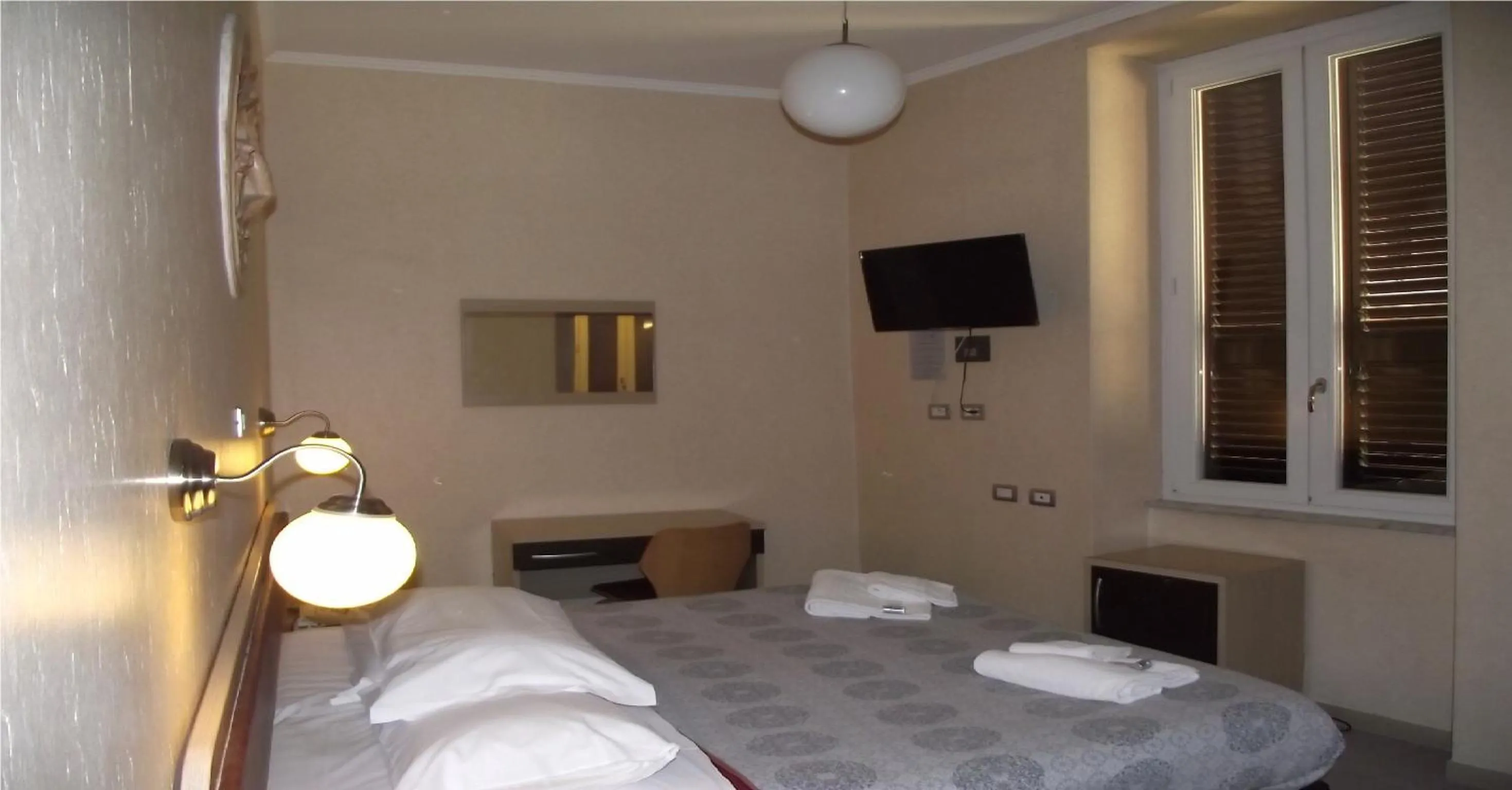 Photo of the whole room, Bed in Hotel Elide