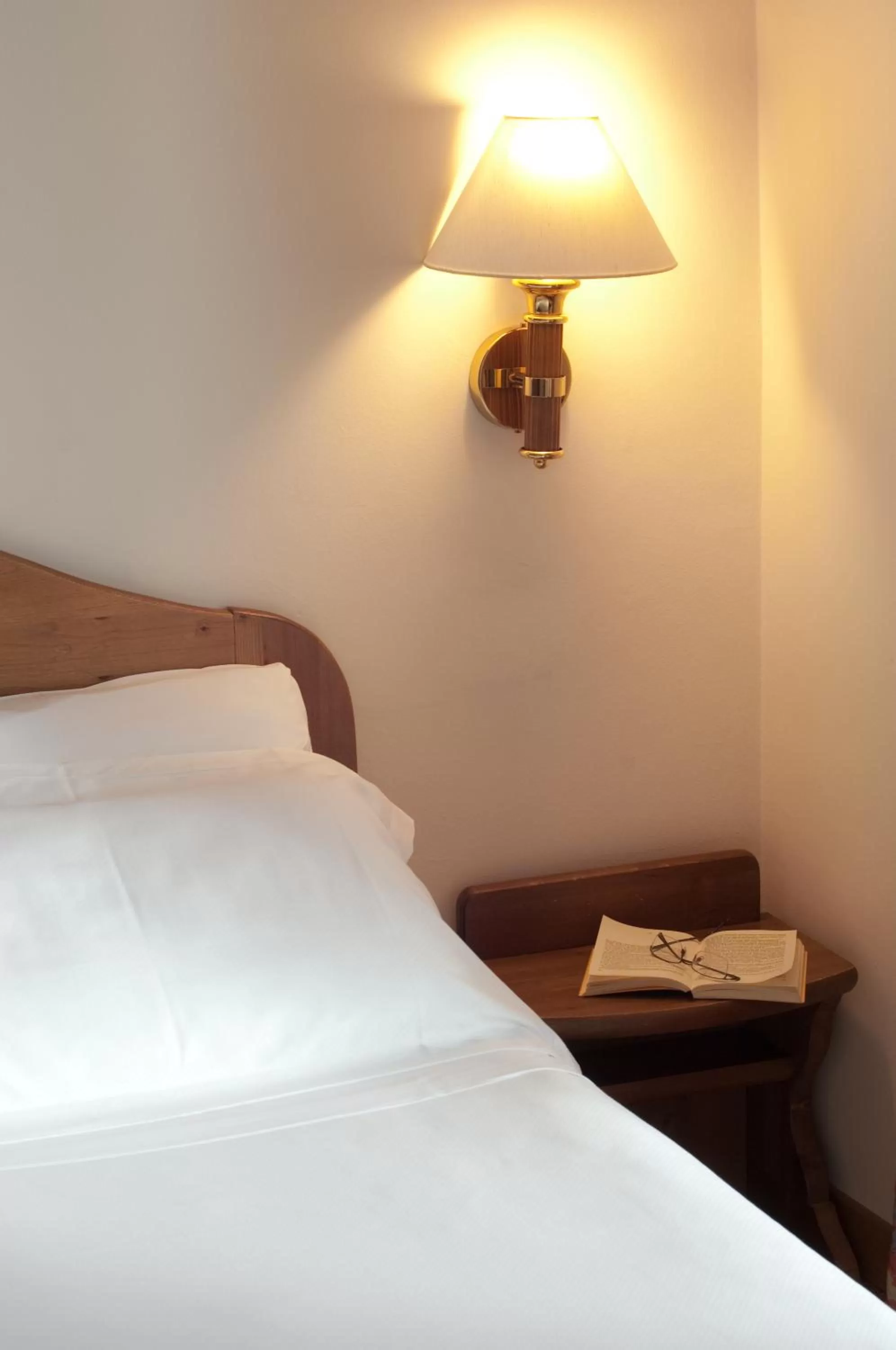 Decorative detail, Bed in Hotel Alaska Cortina