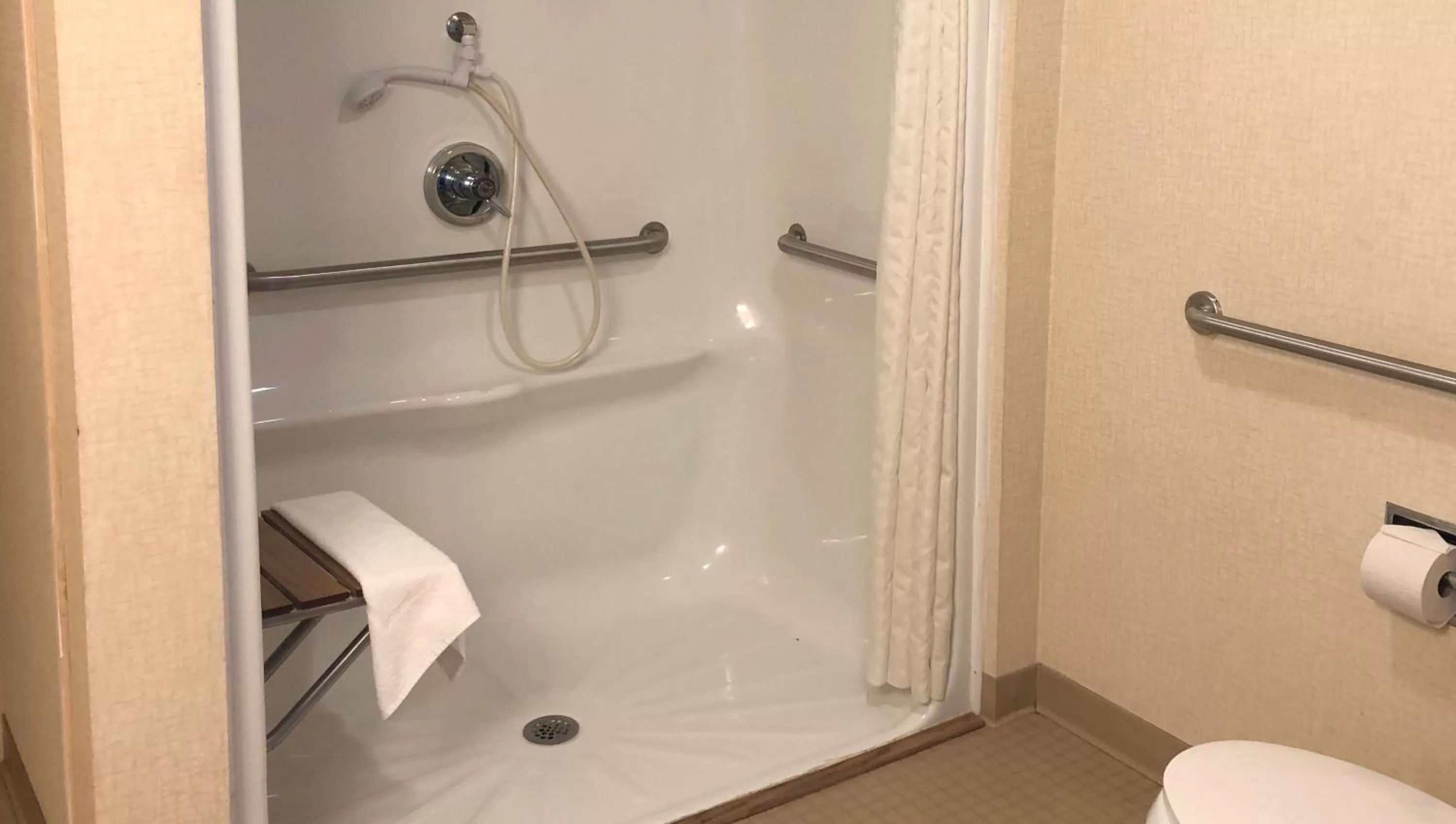 Bathroom in Colonial Inn Ellsworth