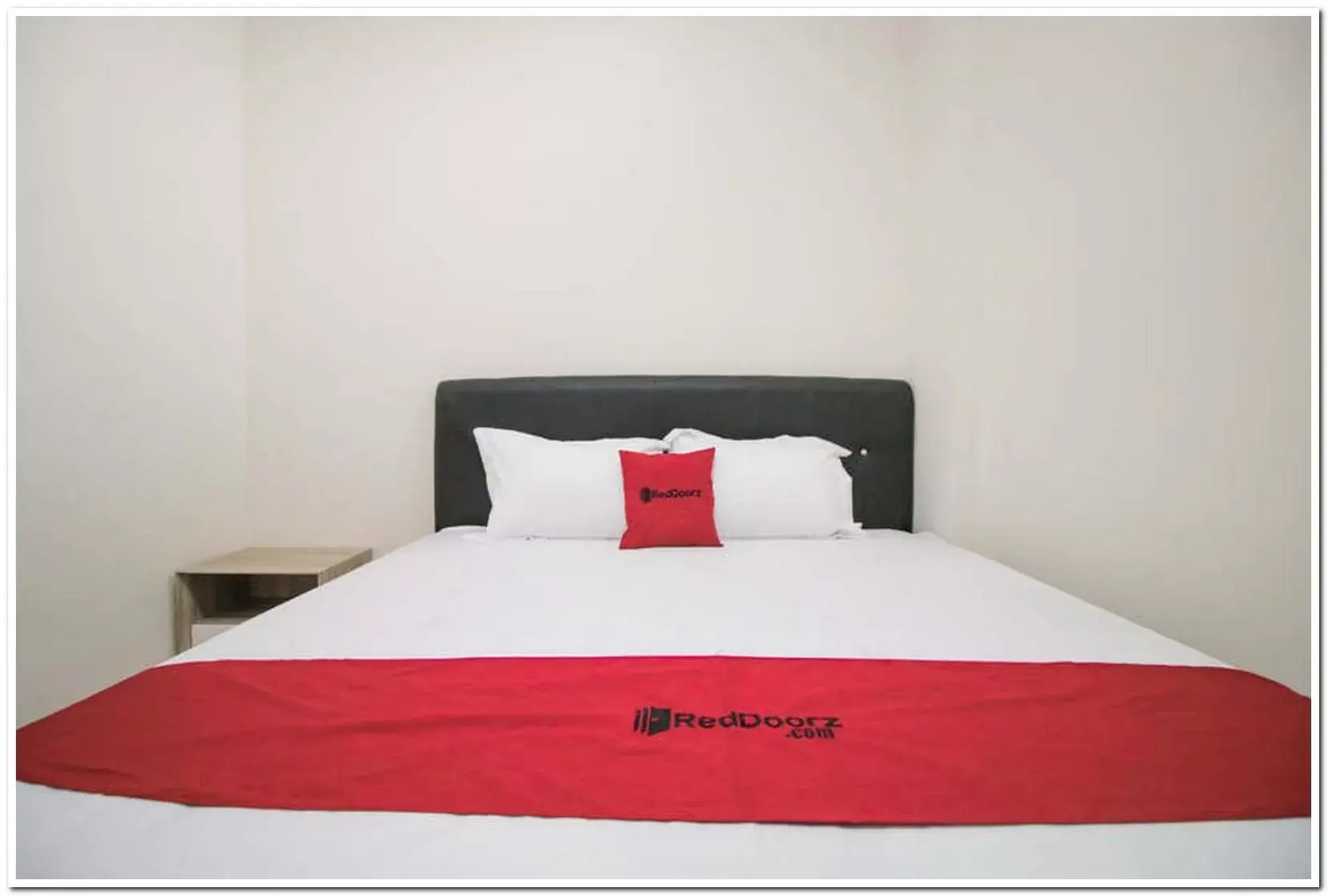 Bed in RedDoorz Syariah @ Jatinegara