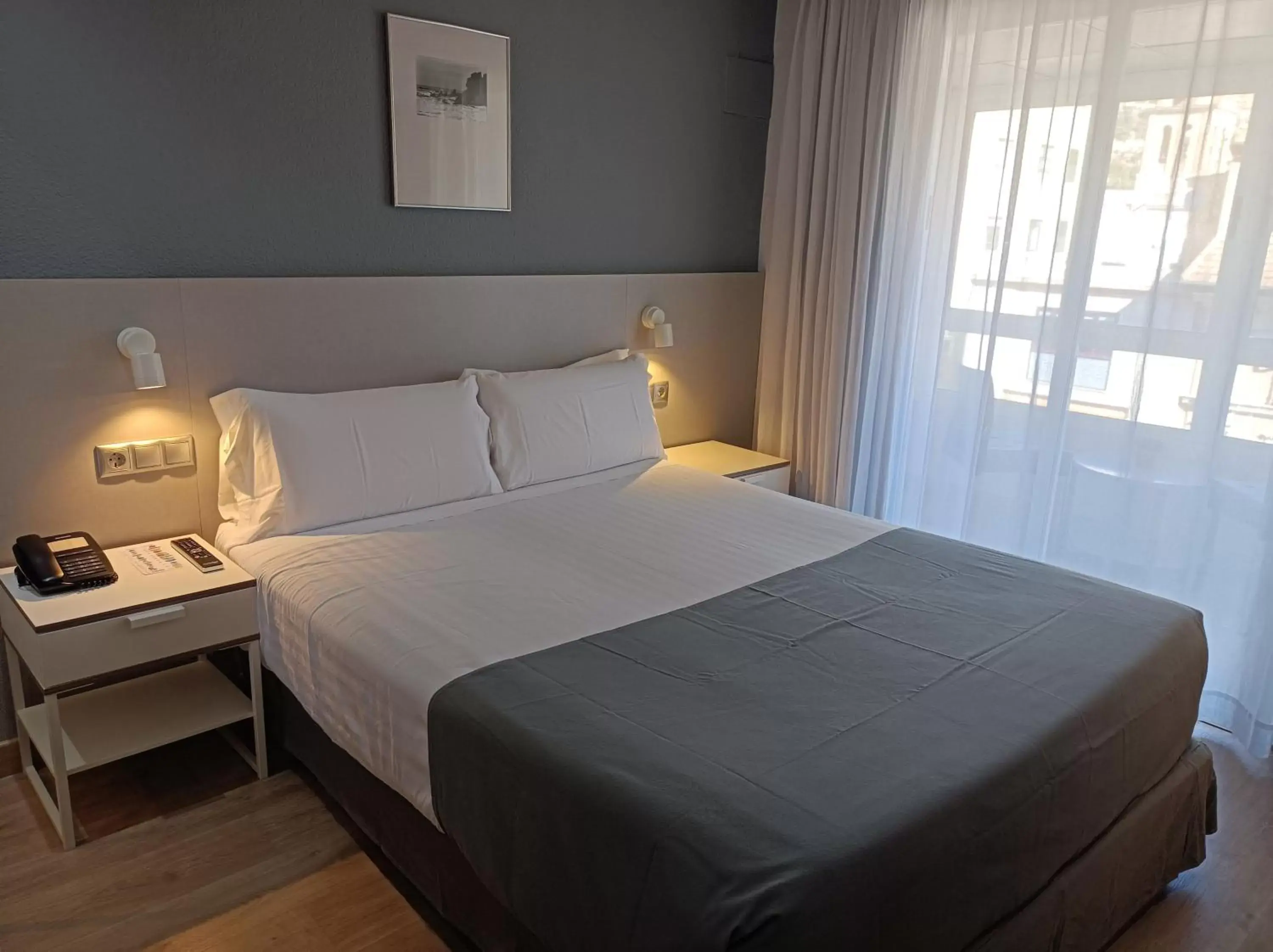 Photo of the whole room, Bed in Mendez Nuñez Alicante