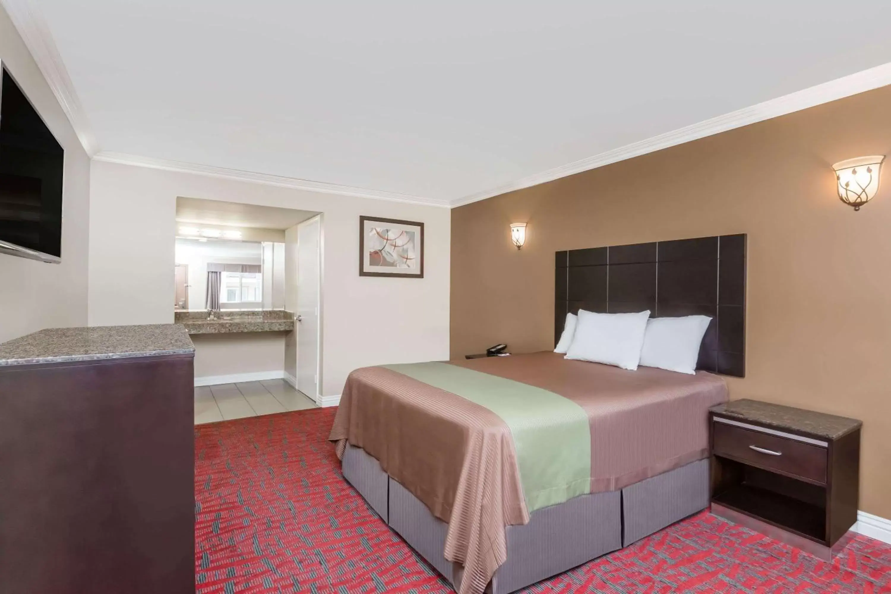 Photo of the whole room, Bed in Travelodge Inn & Suites by Wyndham Bell Los Angeles Area