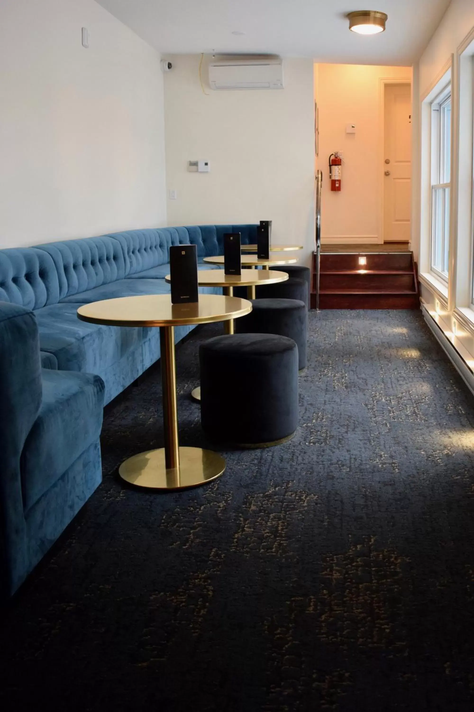 Communal lounge/ TV room, Seating Area in Hotel Manoir D'Auteuil