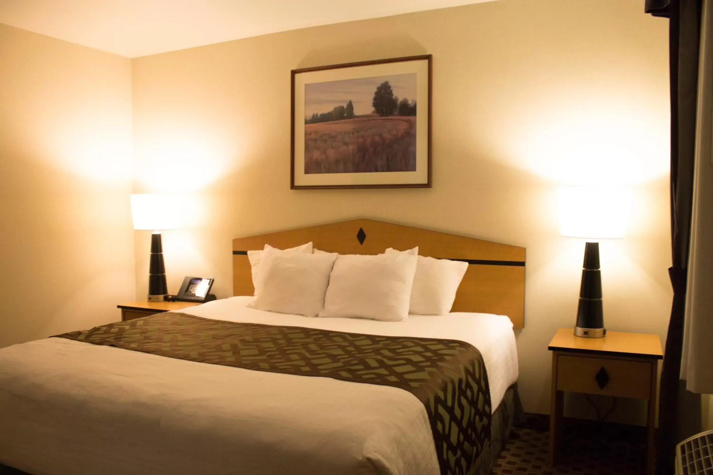 On-site shops, Bed in Crystal Inn Hotel & Suites - Great Falls