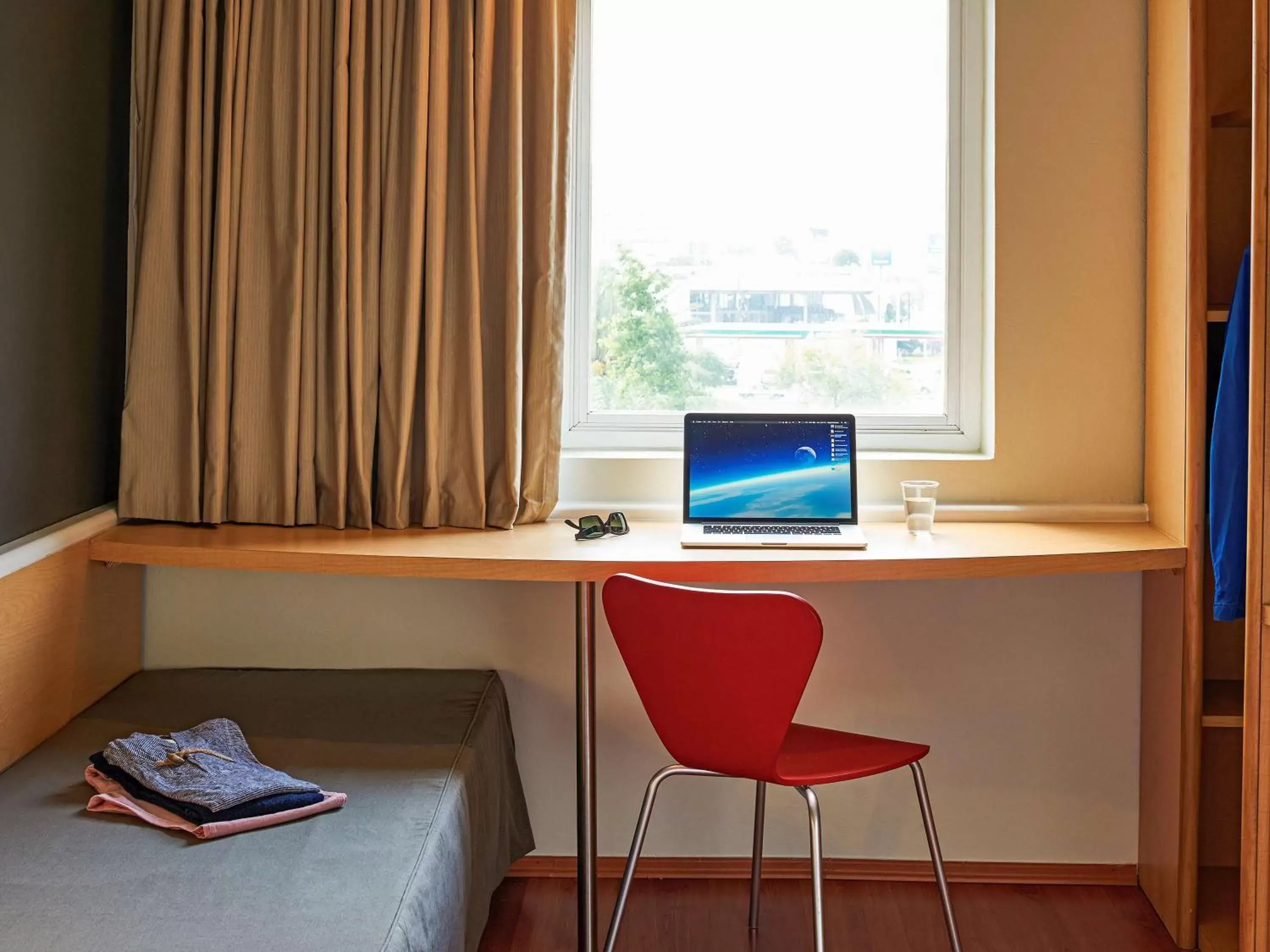 Photo of the whole room, TV/Entertainment Center in Ibis Monterrey Valle