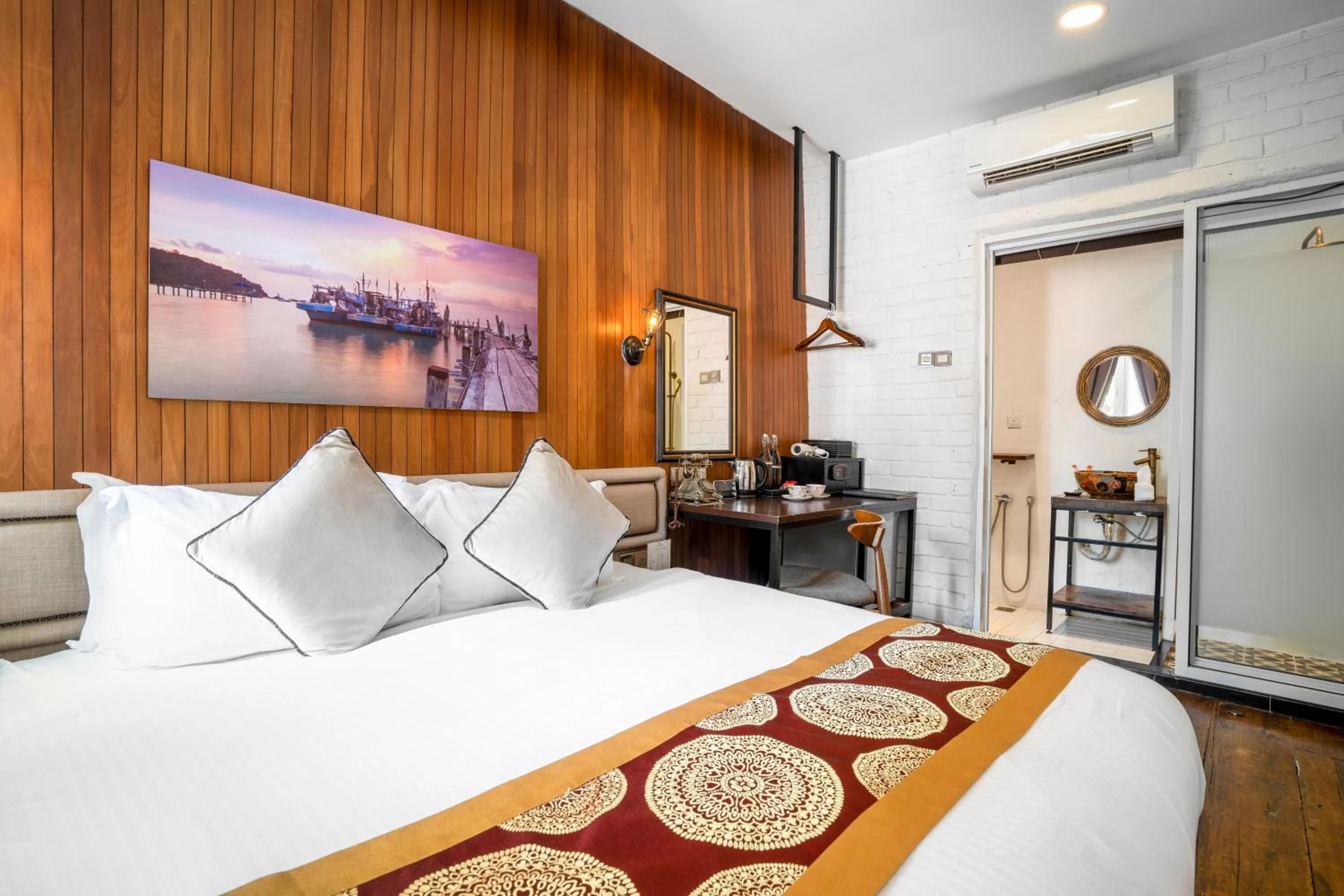 Photo of the whole room, Bed in RARE Heritage House