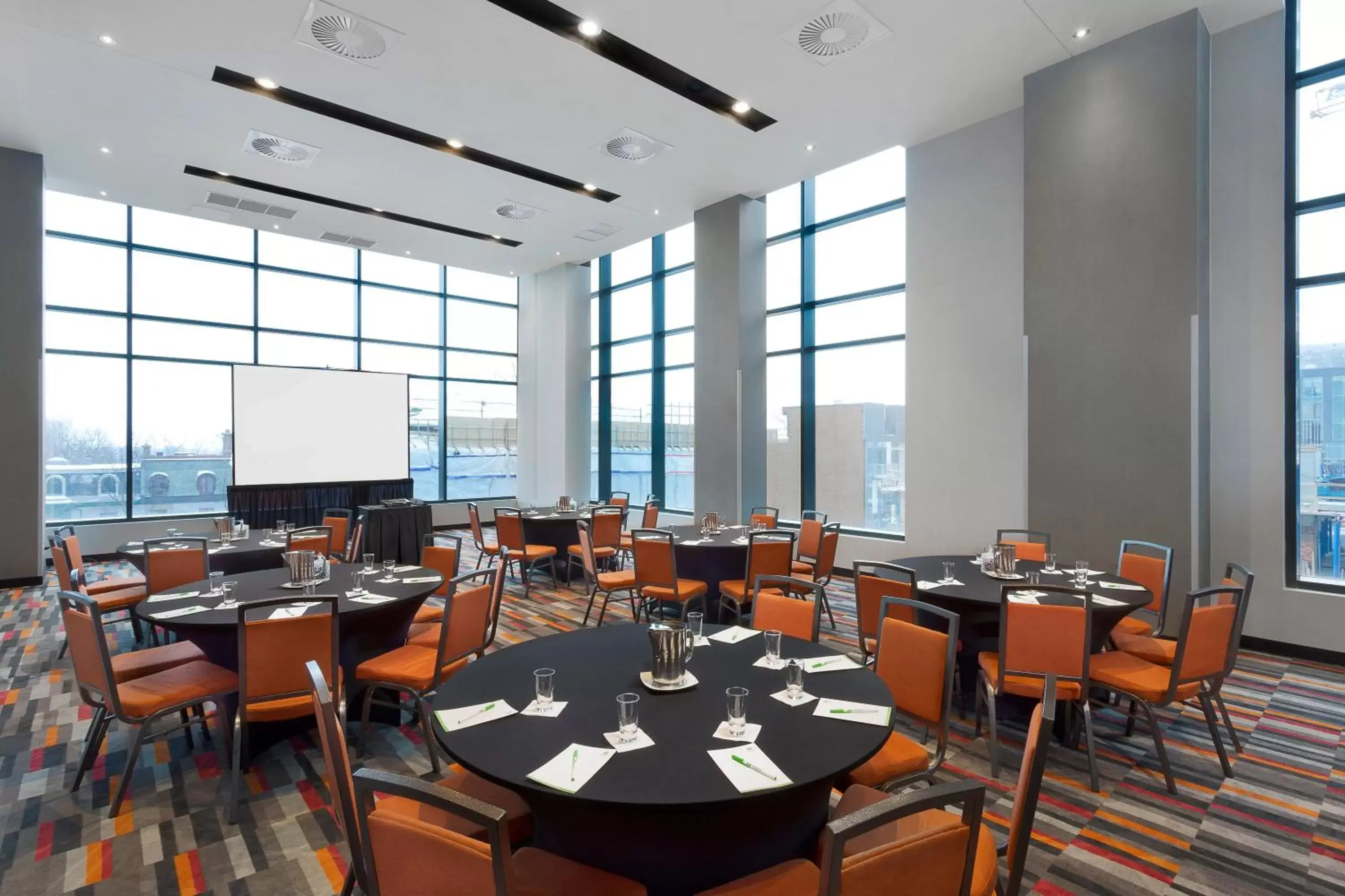 Meeting/conference room, Restaurant/Places to Eat in Holiday Inn Hotel & Suites - Montreal Centre-ville Ouest, an IHG Hotel