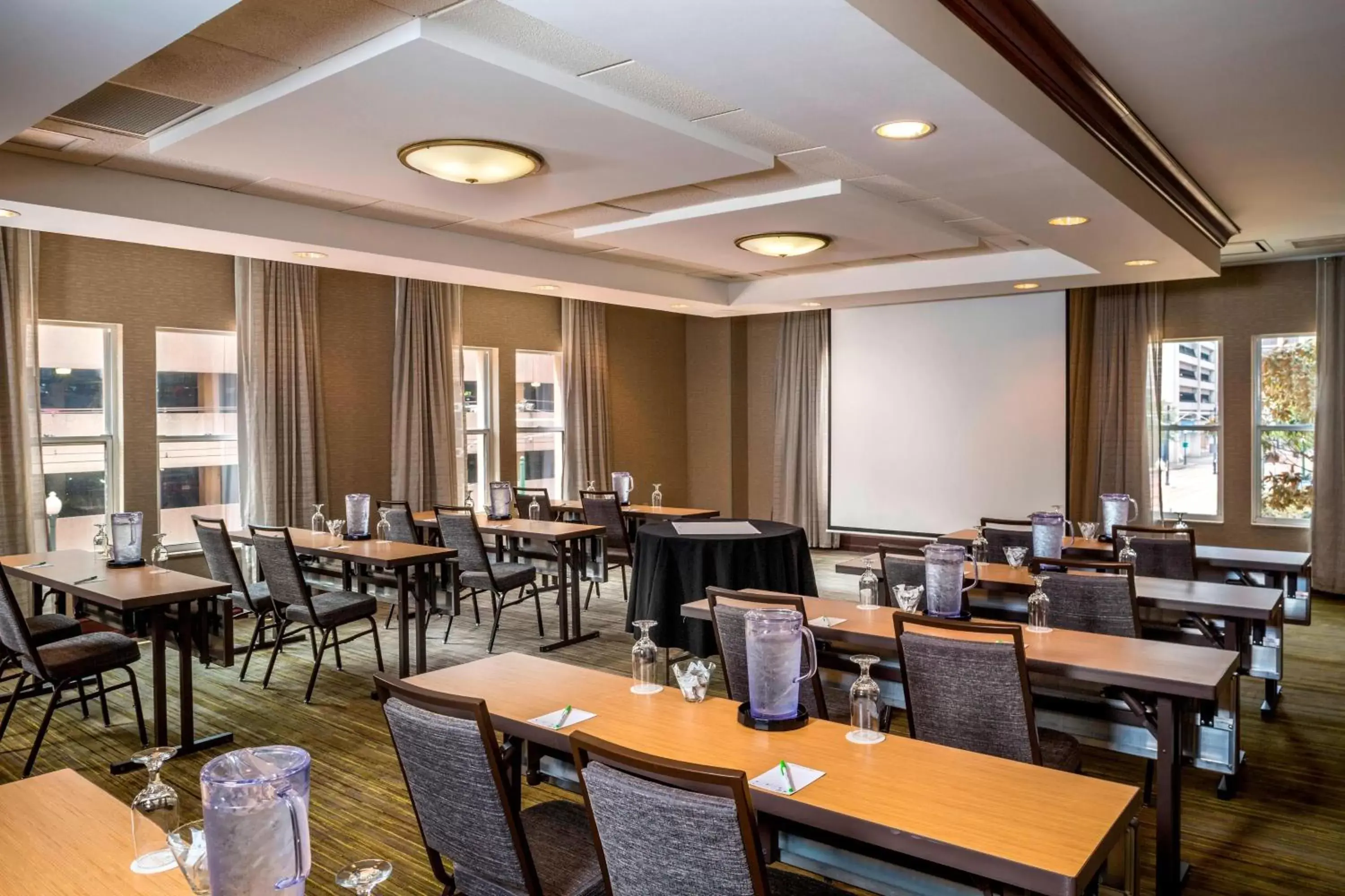 Meeting/conference room, Restaurant/Places to Eat in Courtyard by Marriott Norfolk Downtown