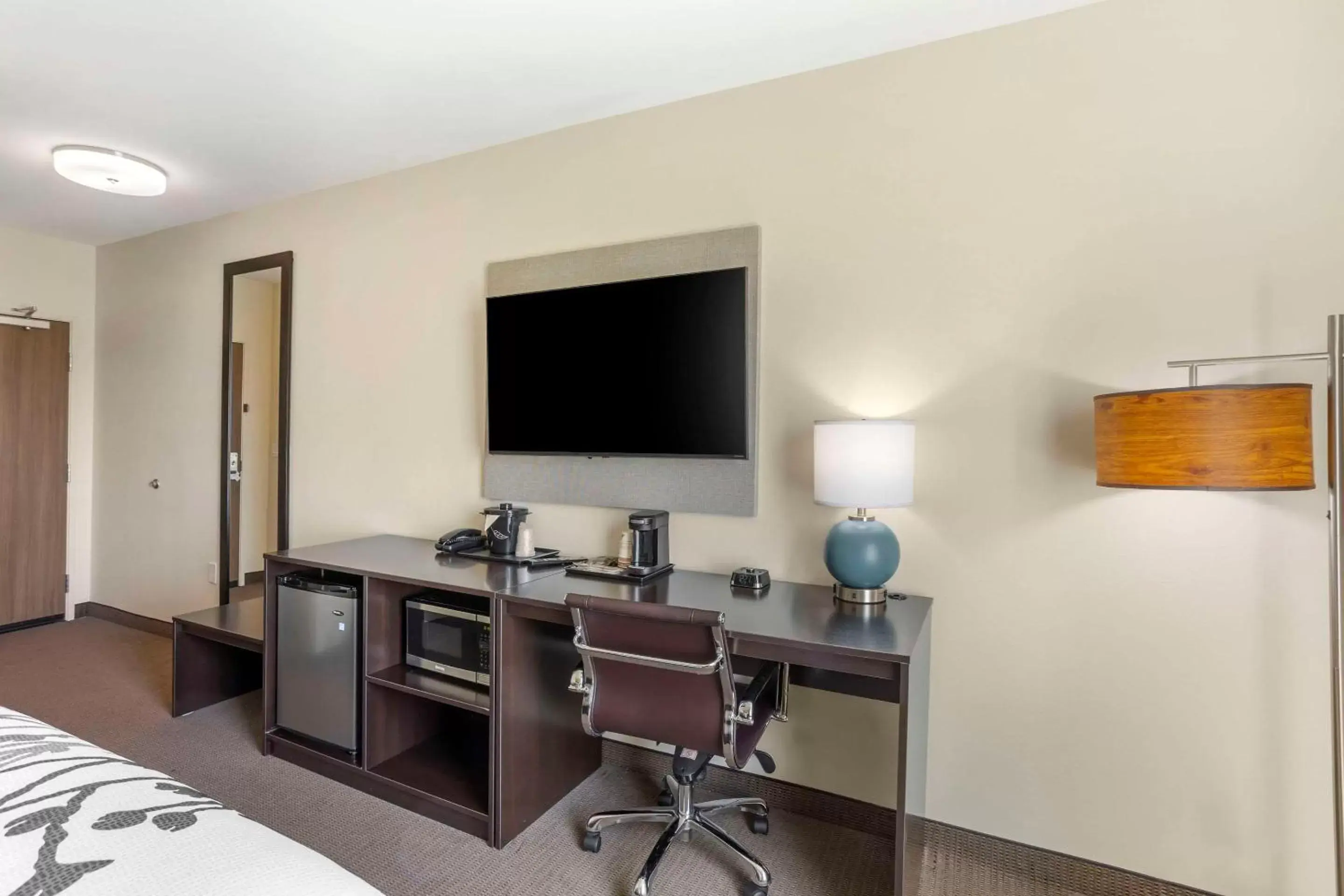 Bedroom, TV/Entertainment Center in Sleep Inn North - Central York